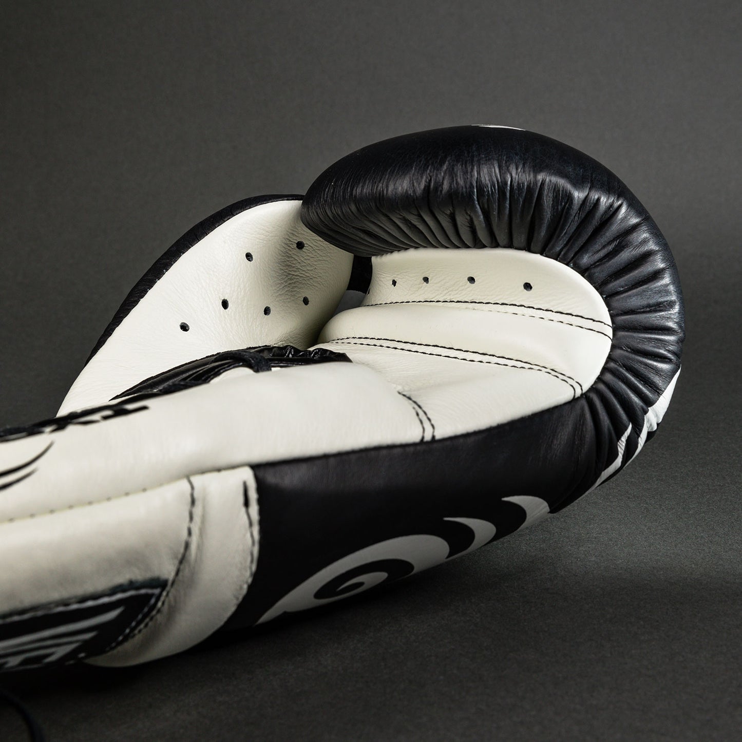 Боксерские перчатки Venum Giant 2.0 Mike Tyson Pro с шнуровкой - Глубокий чёрный/Оптический белый