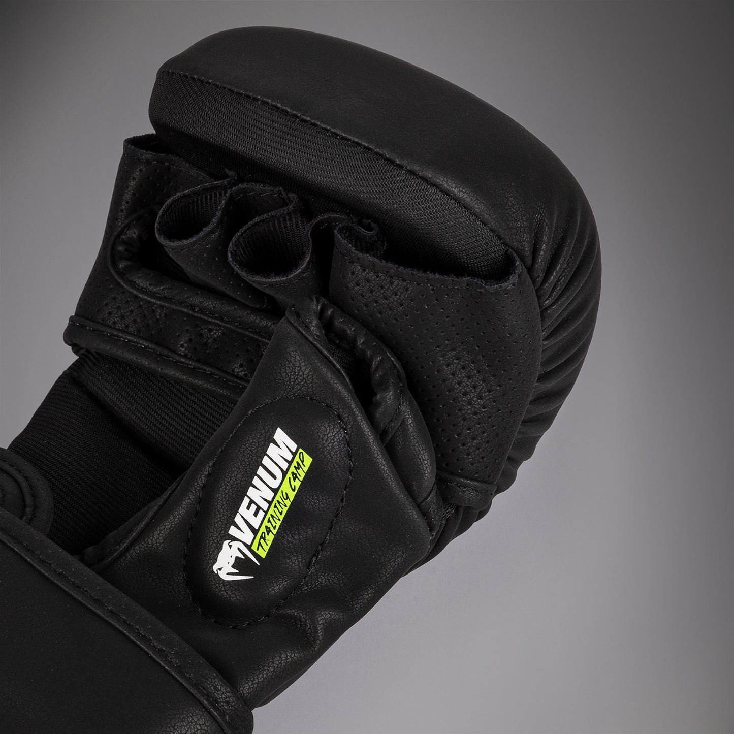 Venum Training Camp 4.0 Перчатки для спарринга MMA - черный/неоновый зеленый