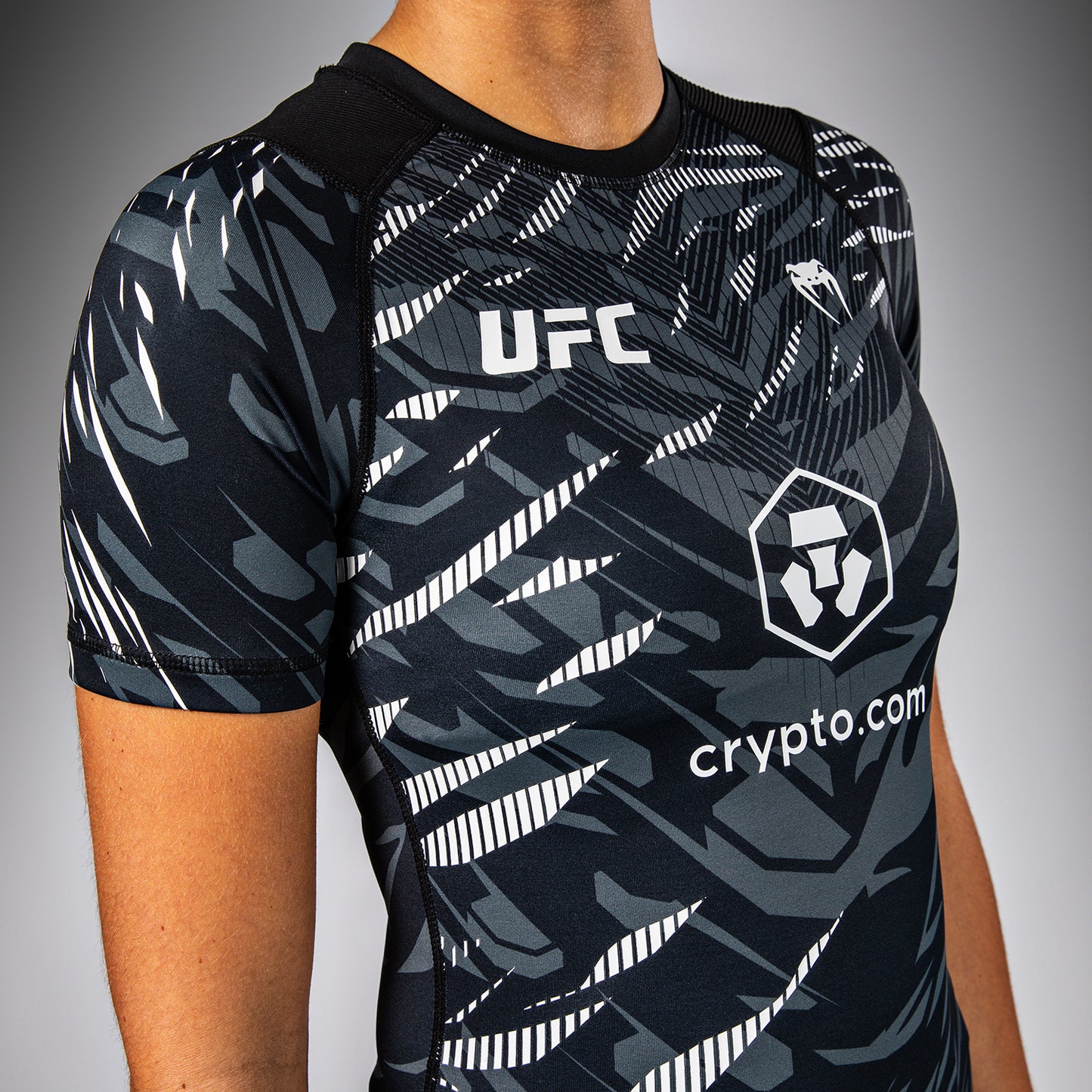 Рашгард UFC Fusion by Venum Authentic Fight Night с коротким рукавом для женщин - Black