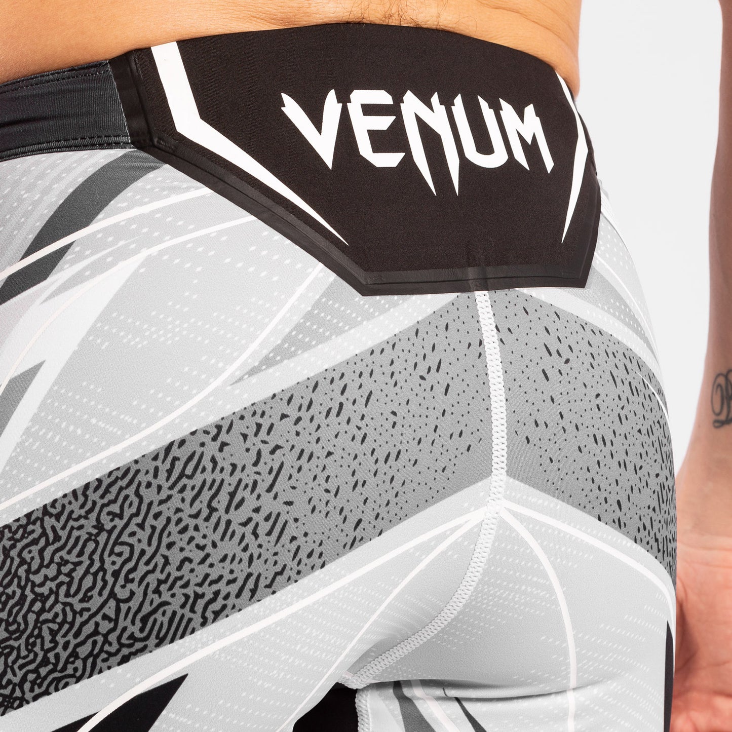 МУЖСКИЕ КОМПРЕССИОННЫЕ ШОРТЫ UFC VENUM FIGHT NIGHT TUDO - УКОРОЧЕННЫЙ КРОЙ -  Белый
