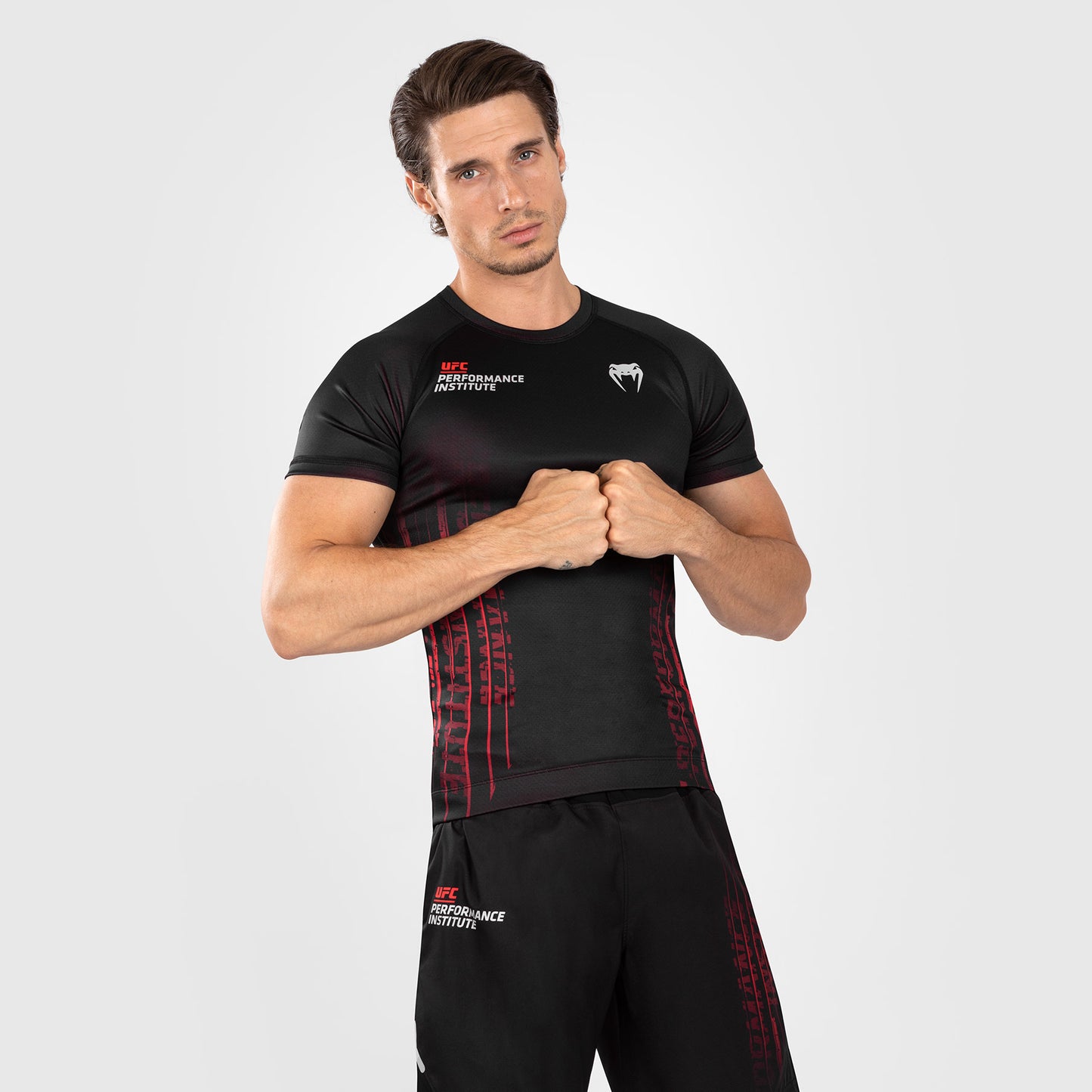 UFC Venum Performance Institute 2.0  Мужская рашгарда с коротким рукавом - черный/красный