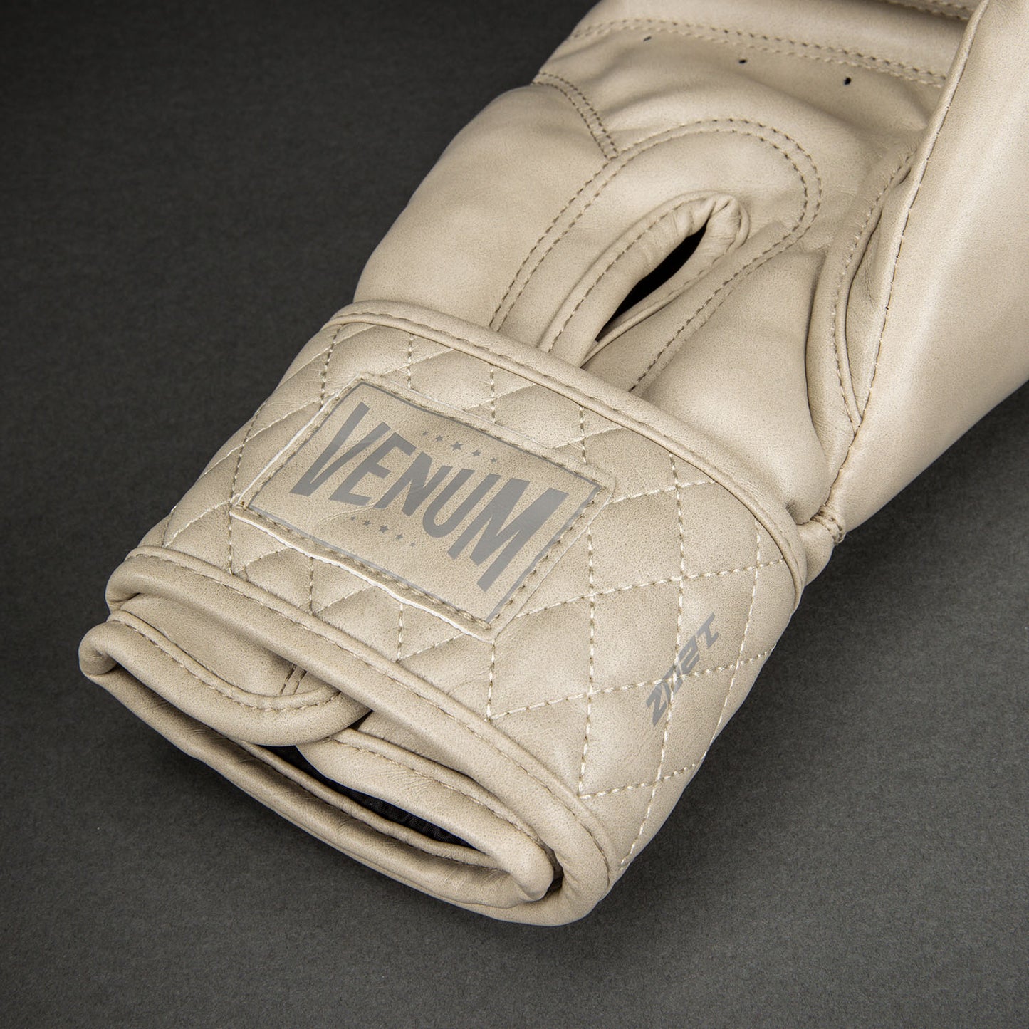 Боксерские перчатки Venum Impact Classic – Слоновая кость