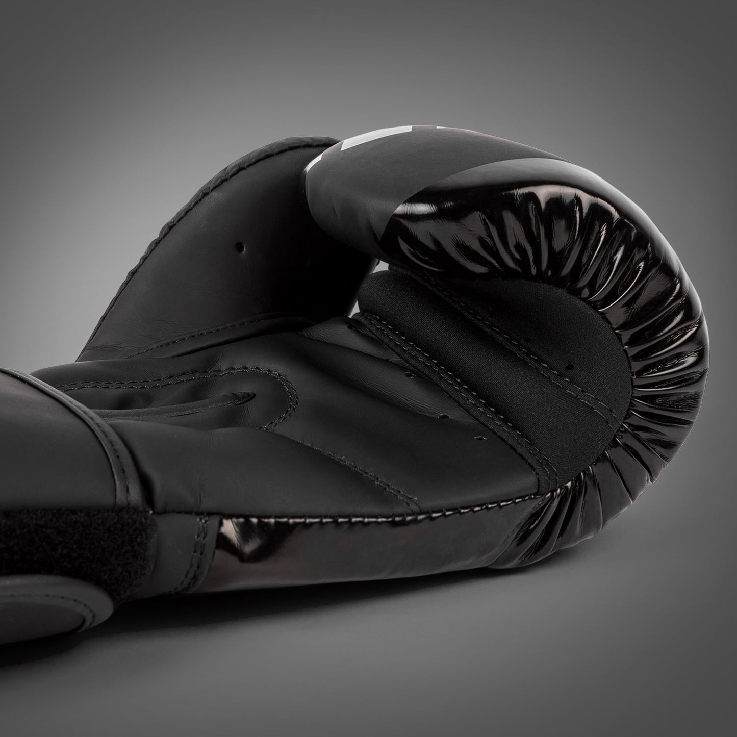 Боксерские перчатки Venum Challenger 3.0 Shockwave – Чёрный