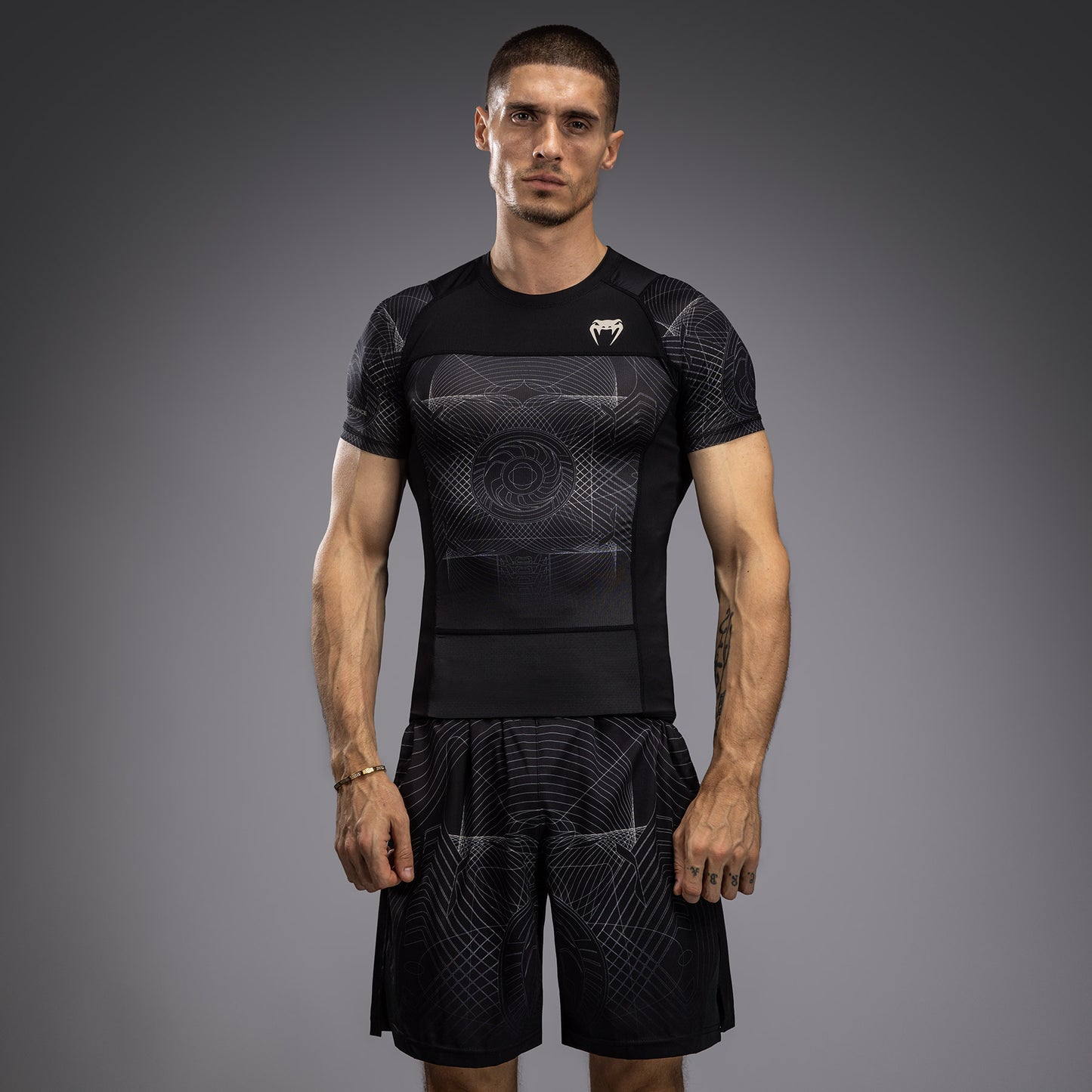 Короткий рукав Rashguard для мужчин Venum G-Fit Air - Глубокий черный / Песок пустыни