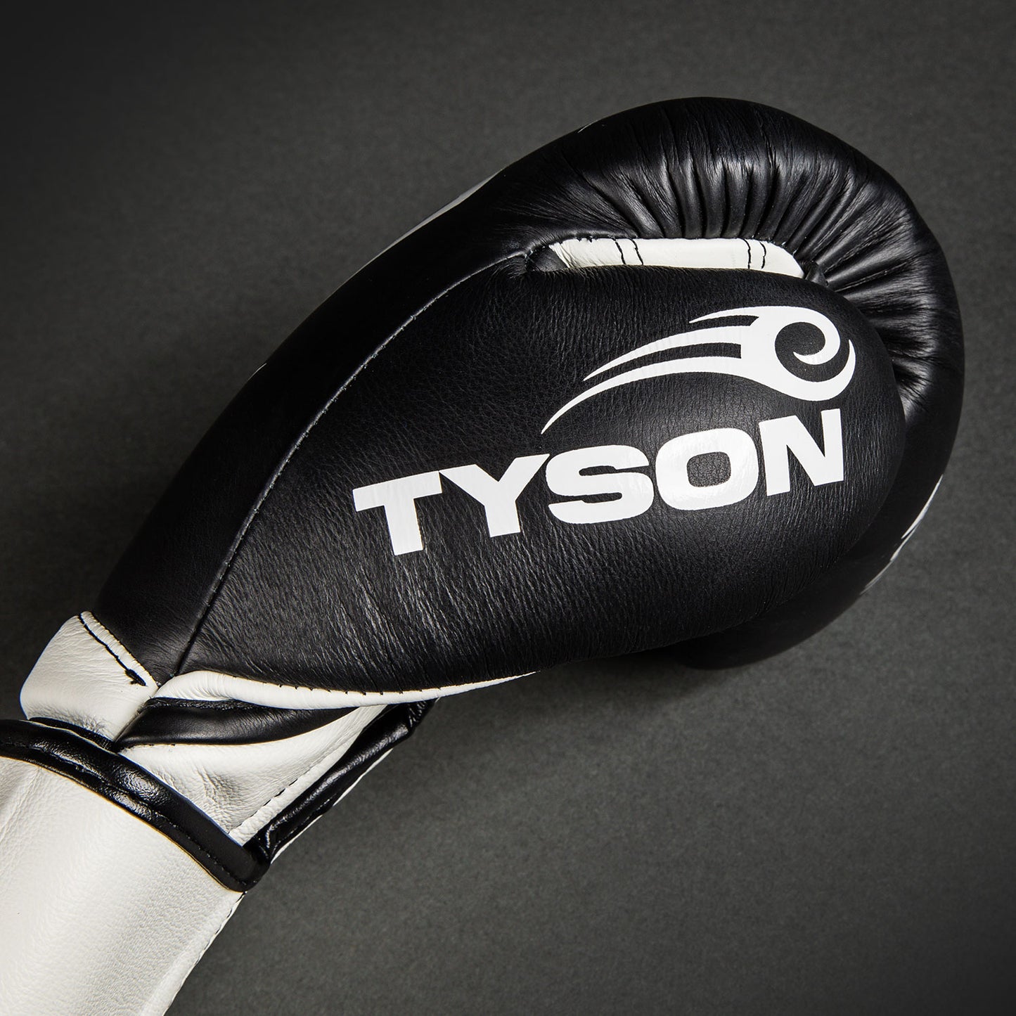 Боксерские перчатки Venum Giant 2.0 Mike Tyson Pro - Глубокий чёрный/Оптический белый