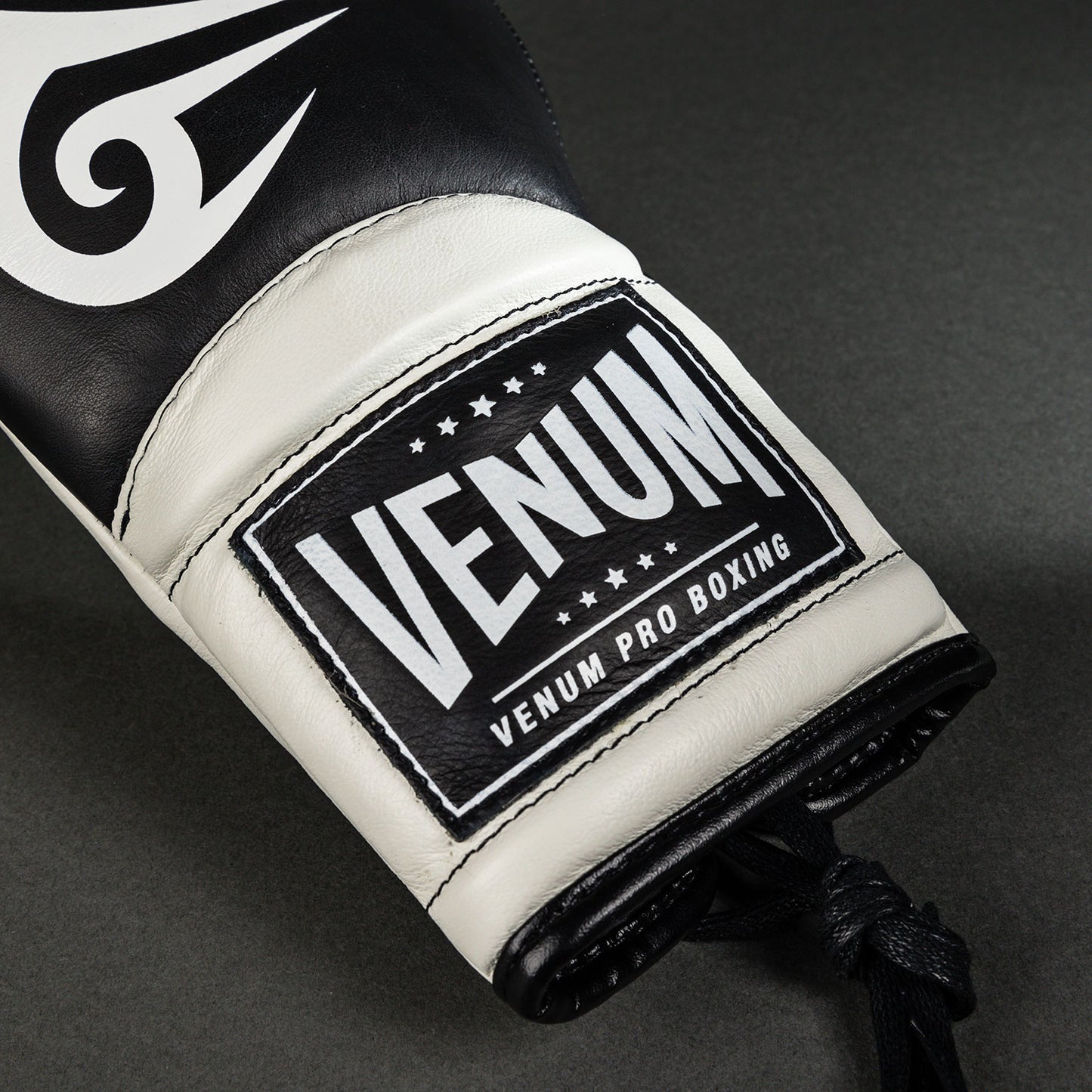 Боксерские перчатки Venum Giant 2.0 Mike Tyson Pro с шнуровкой - Глубокий чёрный/Оптический белый