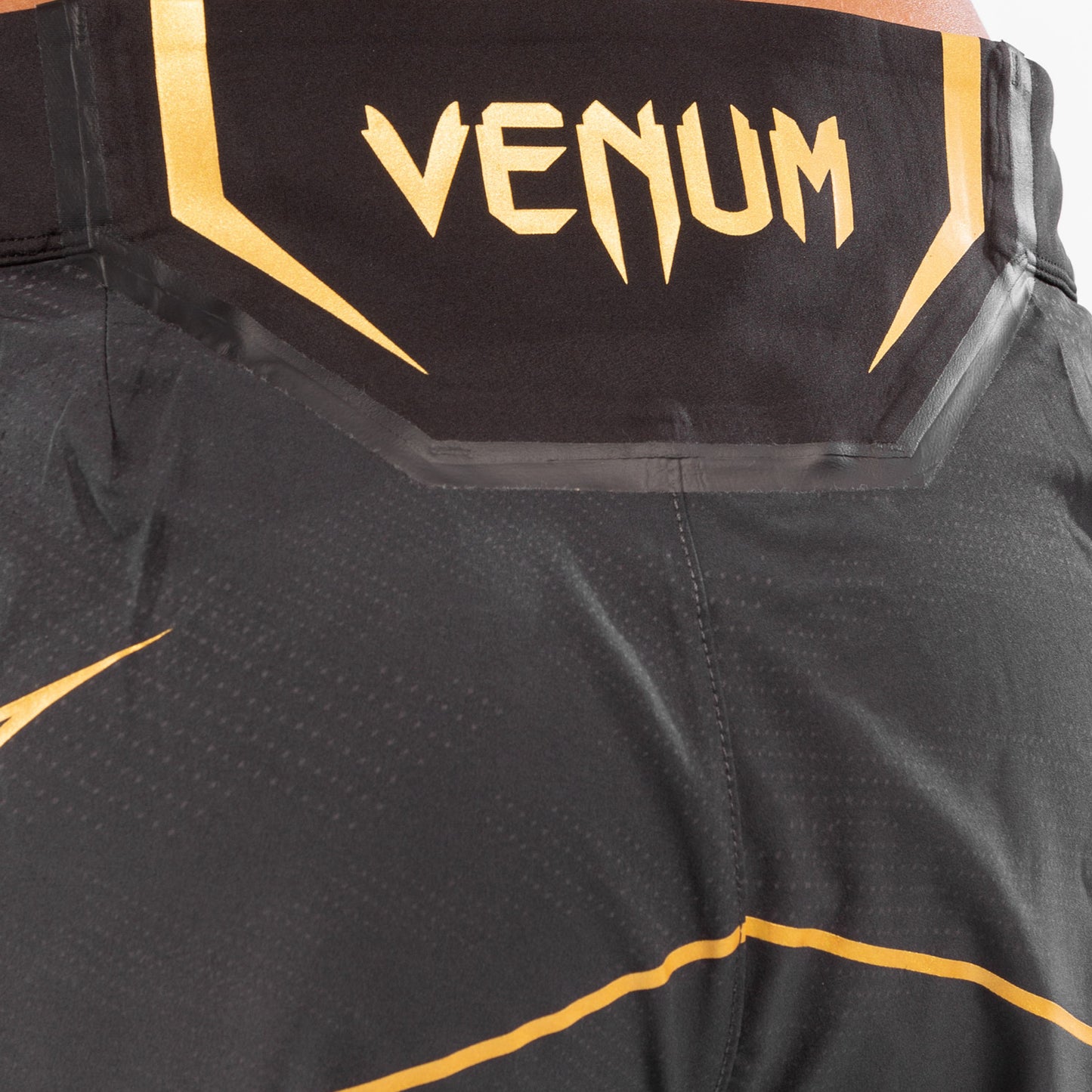 ЖЕНСКИЕ ШОРТЫ UFC VENUM FIGHT NIGHT – УКОРОЧЕННЫЙ КРОЙ - Чемпион