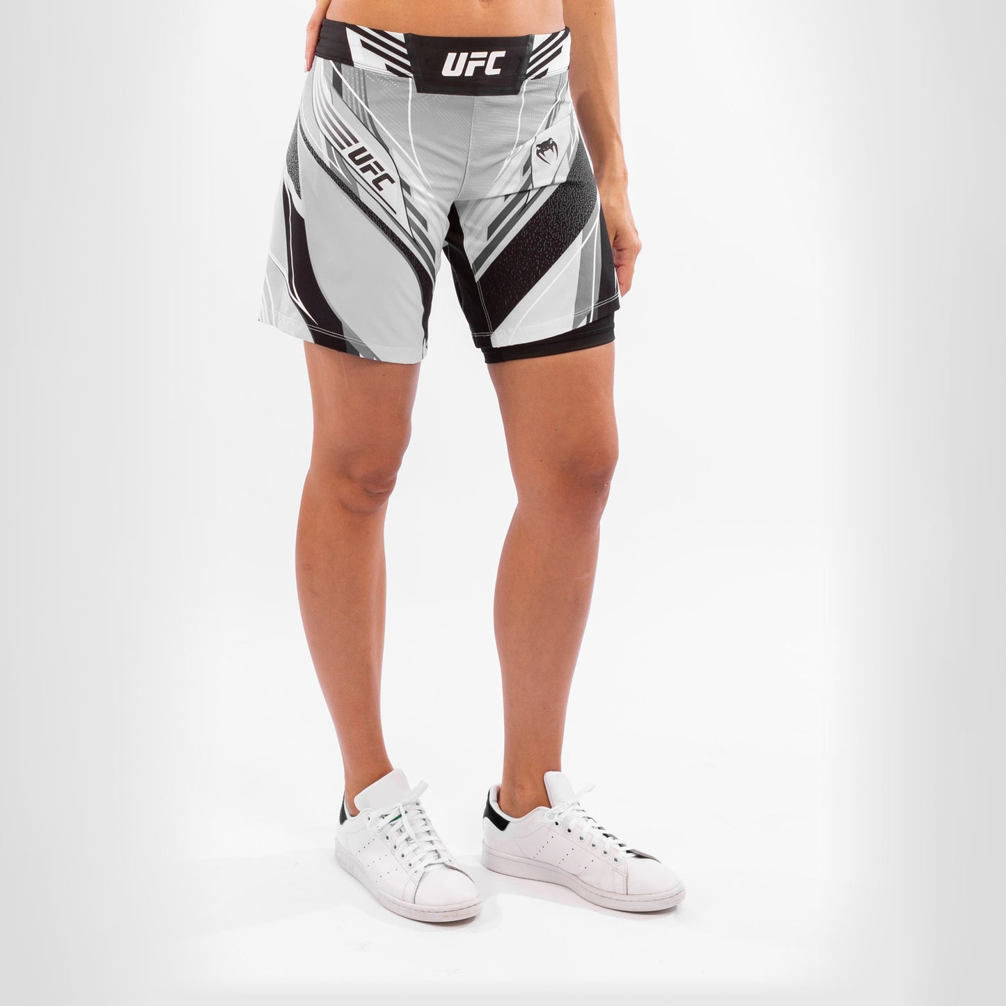 ЖЕНСКИЕ ШОРТЫ UFC VENUM FIGHT NIGHT – УДЛИНЕННЫЙ КРОЙ - Белый