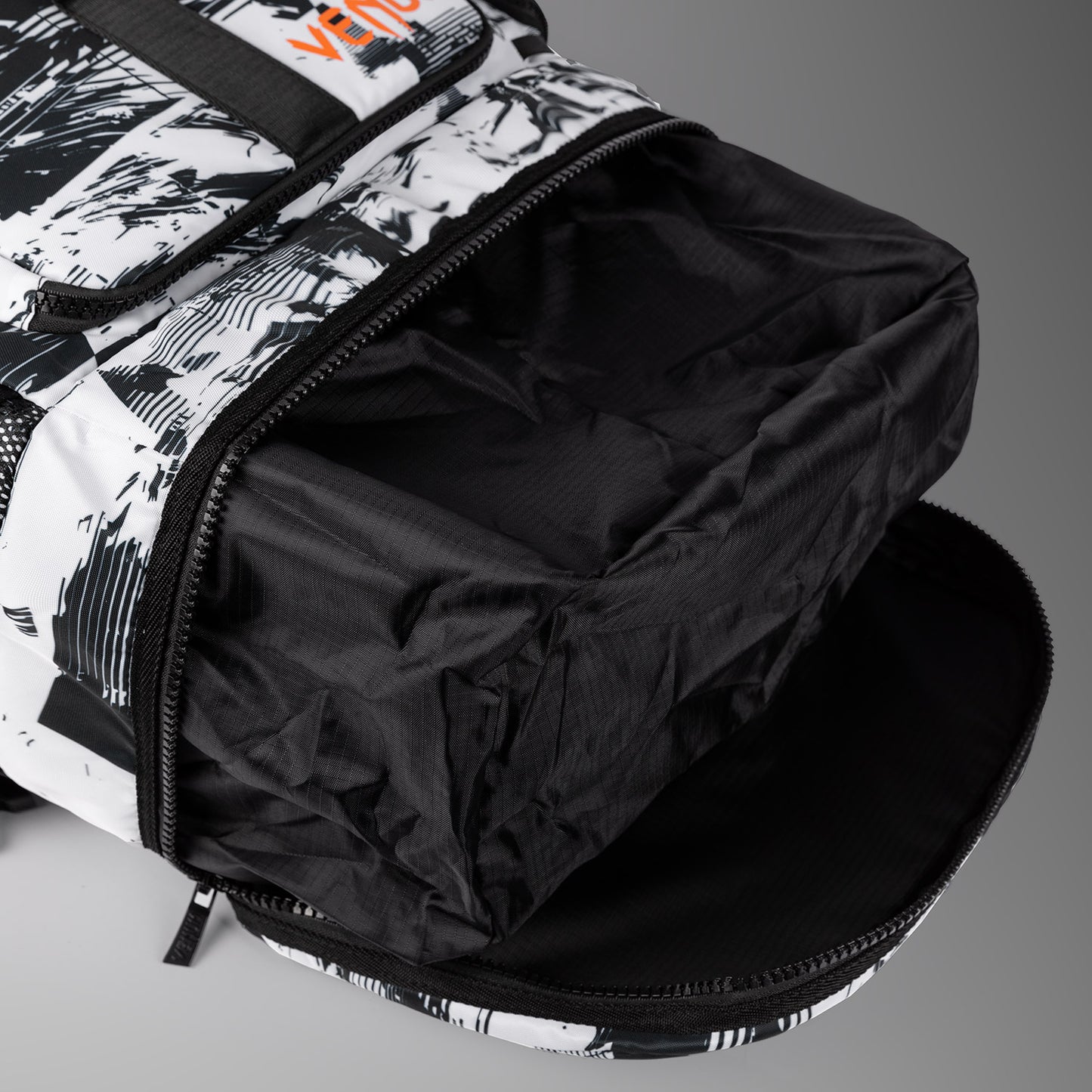 Спортивная сумка UFC Zenith by Venum Authentic Fight Week — белая