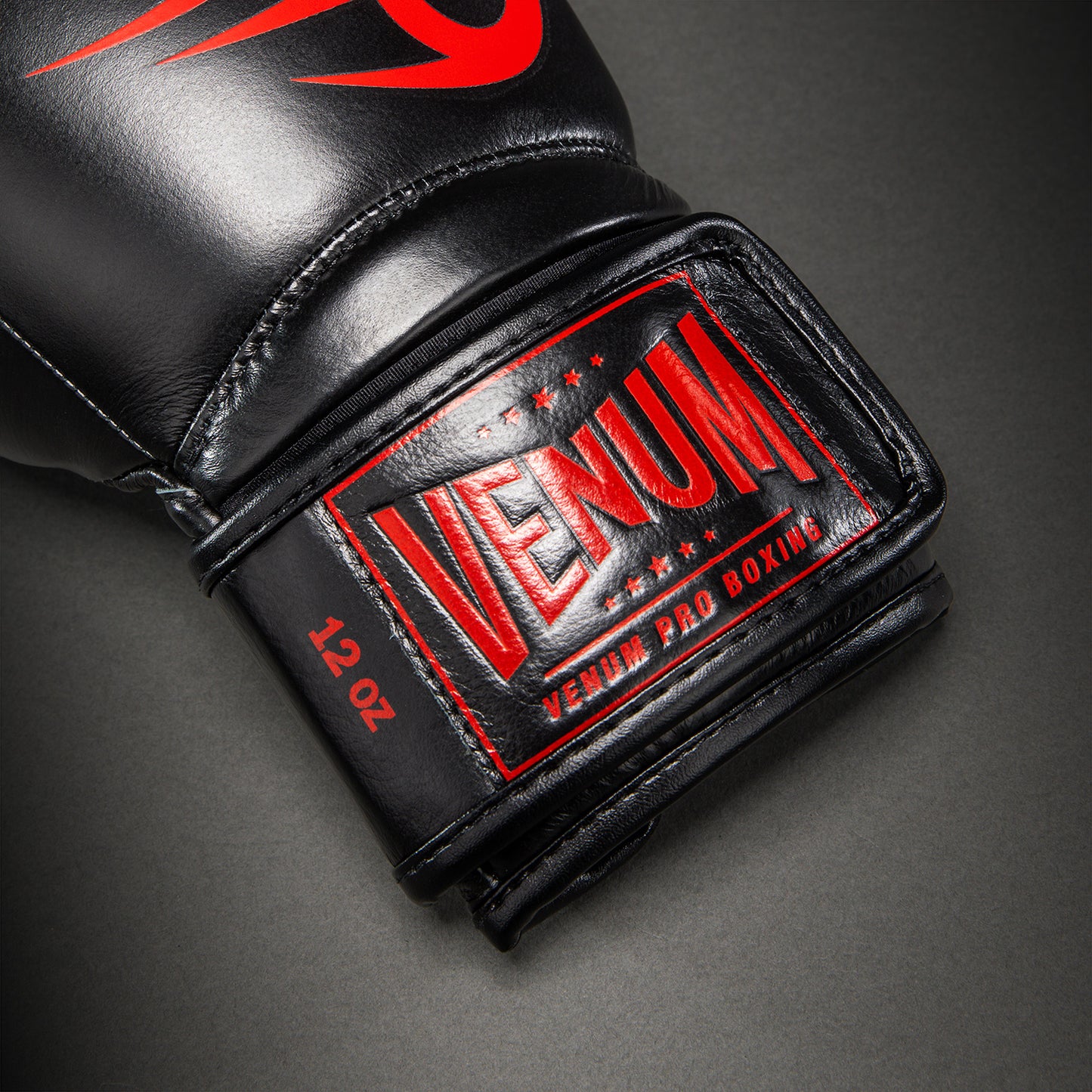 Боксерские перчатки Venum Giant 2.0 Mike Tyson Pro – Чёрный/Красный