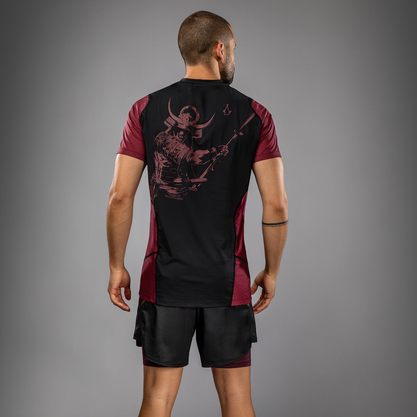 Venum x Assassin’s Creed Shadows Мужская футболка Dry-Tech - Бордовый/Чёрный