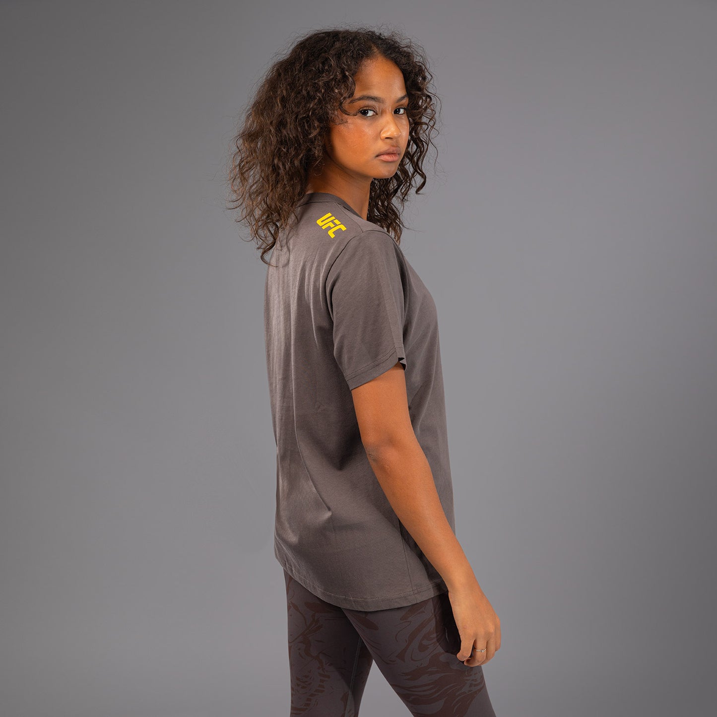 Футболка UFC Fusion by Venum Fight Week из хлопка с коротким рукавом для женщин - Solid Earthen Brown