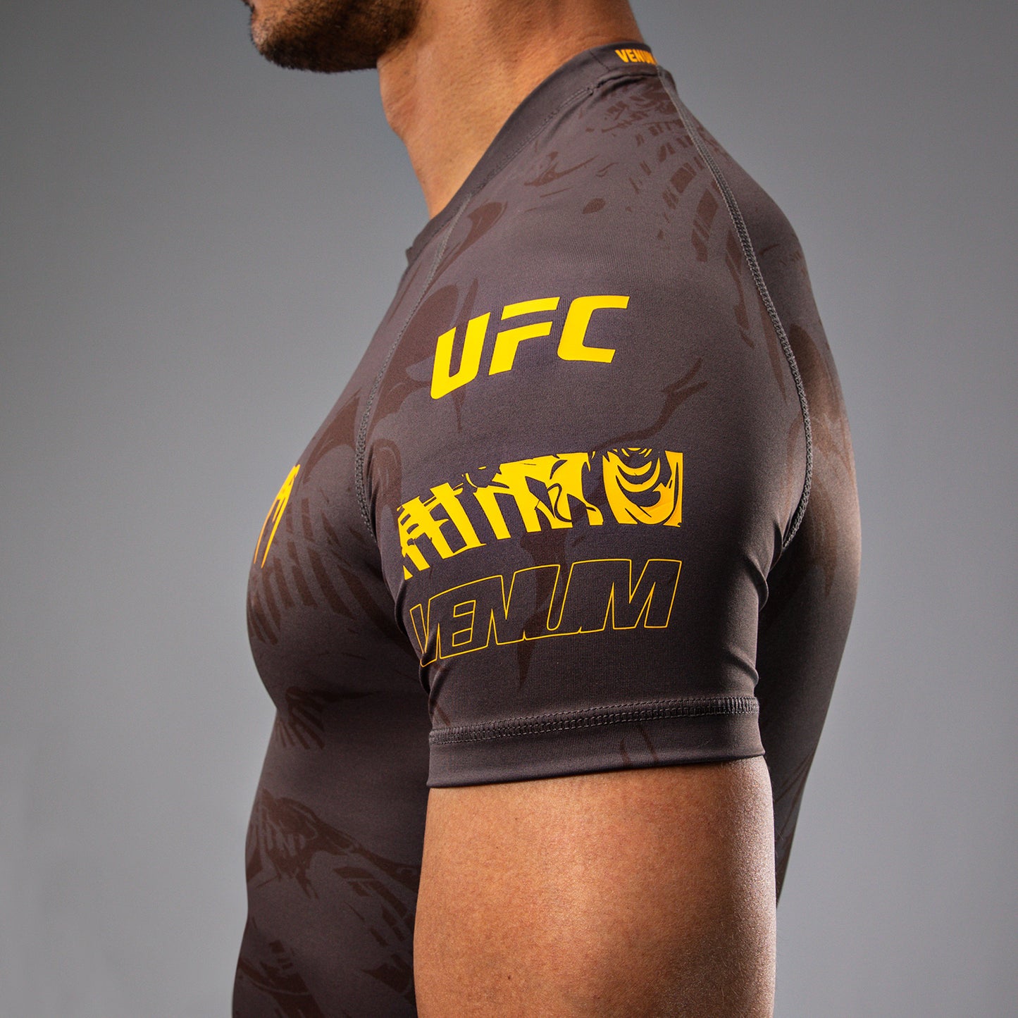 Рашгард UFC Fusion by Venum Fight Week с коротким рукавом для мужчин - Earthen Brown