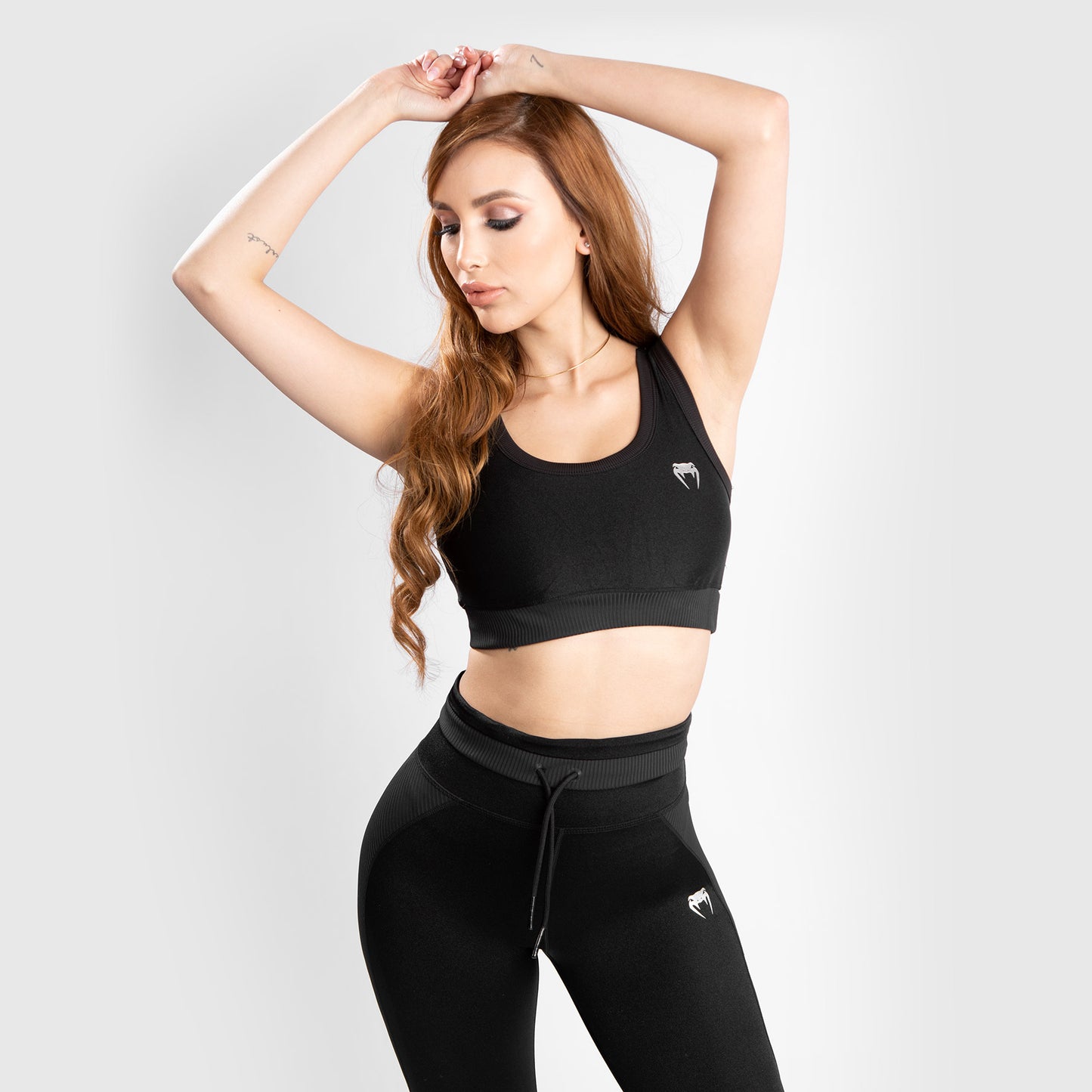 Спортивный бюстгальтер Venum Glow - черный