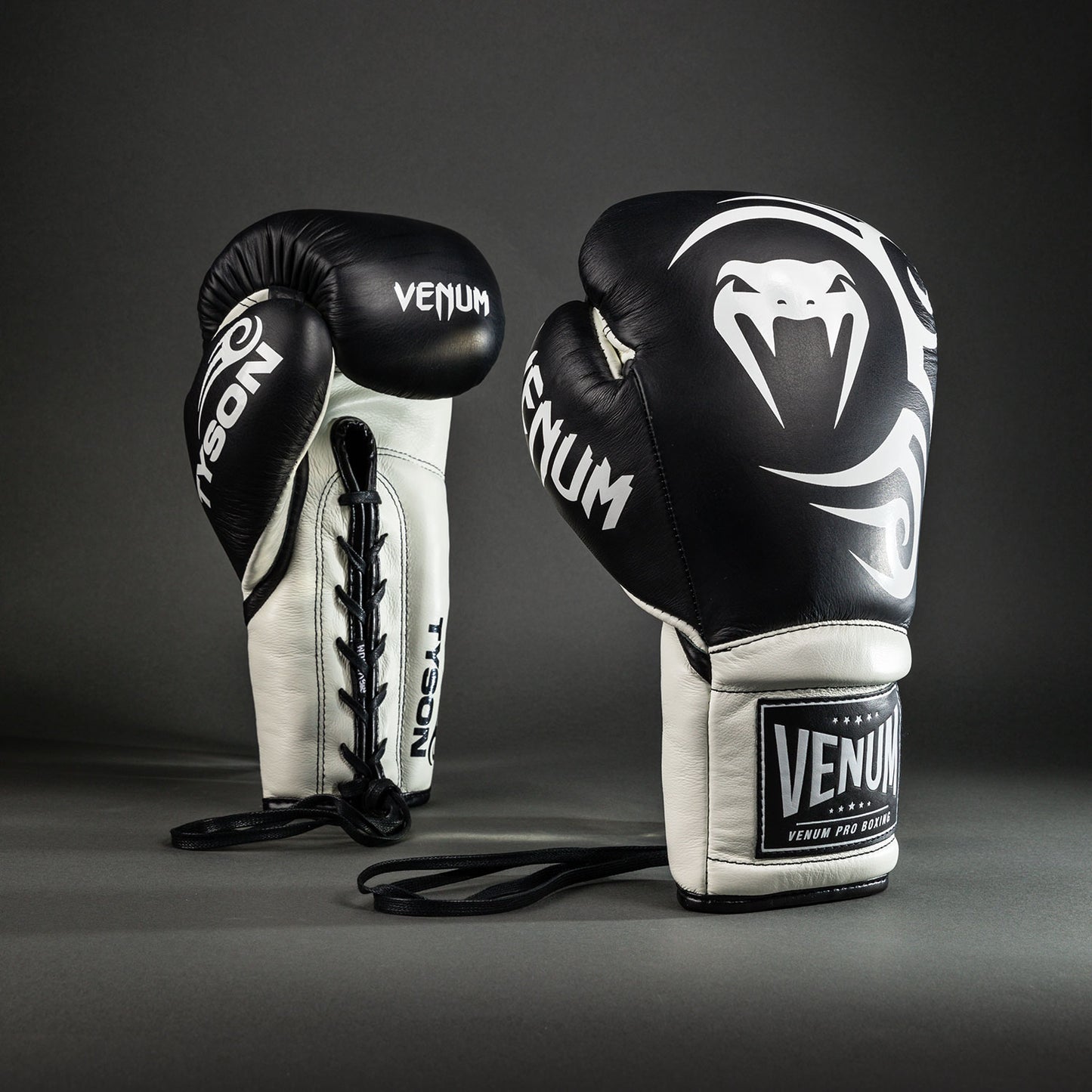 Боксерские перчатки Venum Giant 2.0 Mike Tyson Pro с шнуровкой - Глубокий чёрный/Оптический белый