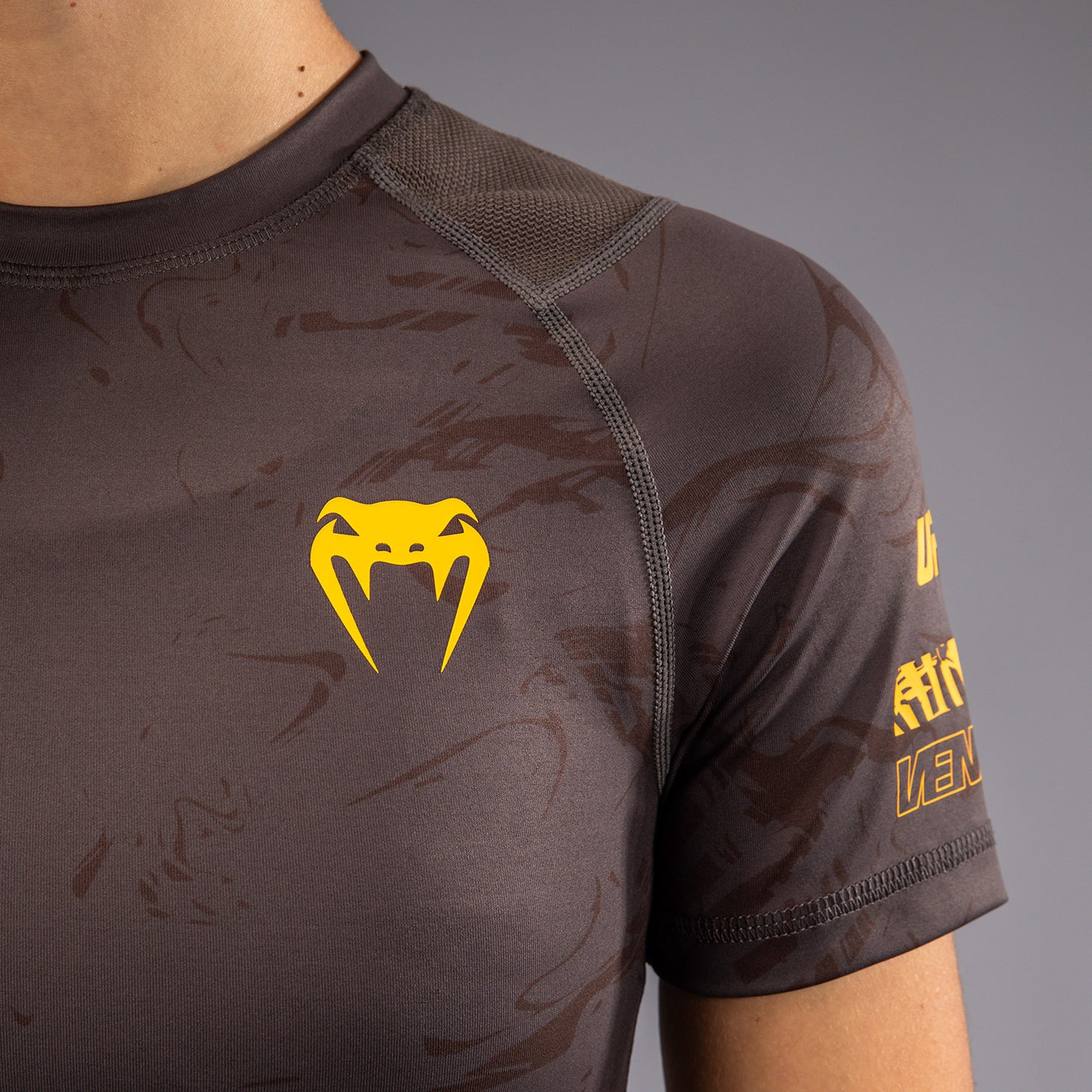 Рашгард UFC Fusion by Venum Fight Week с коротким рукавом для женщин - Solid Earthen Brown