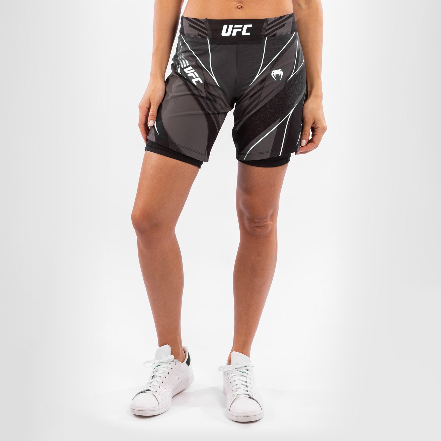 ЖЕНСКИЕ ШОРТЫ UFC VENUM FIGHT NIGHT – УДЛИНЕННЫЙ КРОЙ - Чёрный