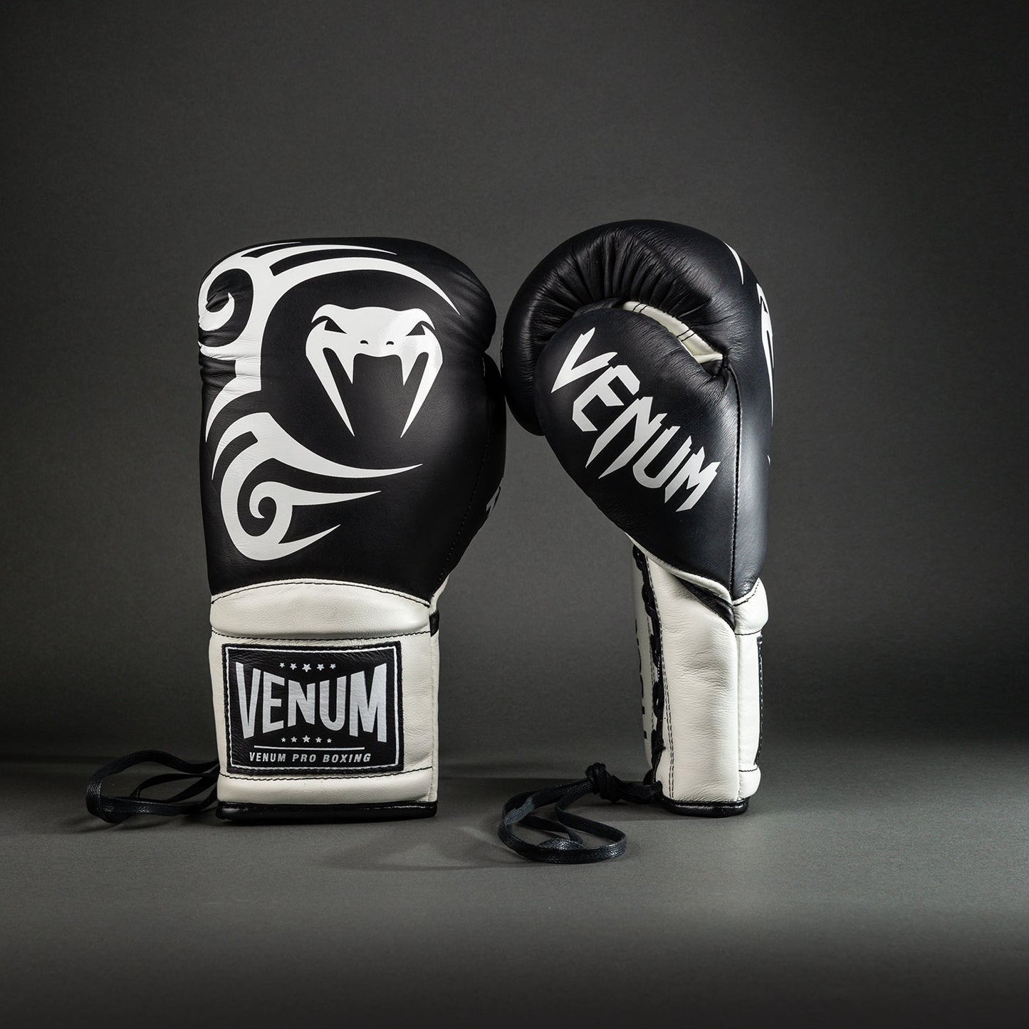 Боксерские перчатки Venum Giant 2.0 Mike Tyson Pro с шнуровкой - Глубокий чёрный/Оптический белый