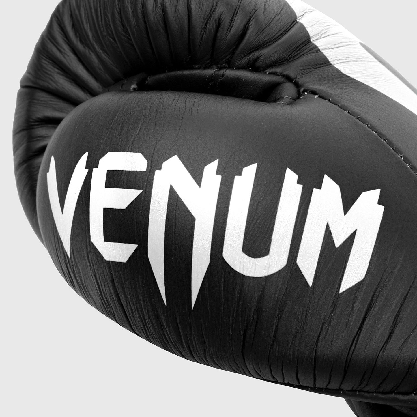 Боксерские перчатки Venum Giant 2.0 Pro-Со шнуровкой