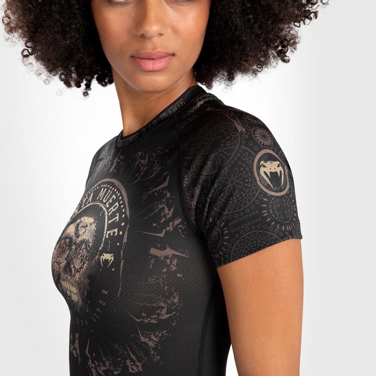 Venum Women Santa Muerte Dark Side — Рашгард с короткими рукавами — черный/коричневый