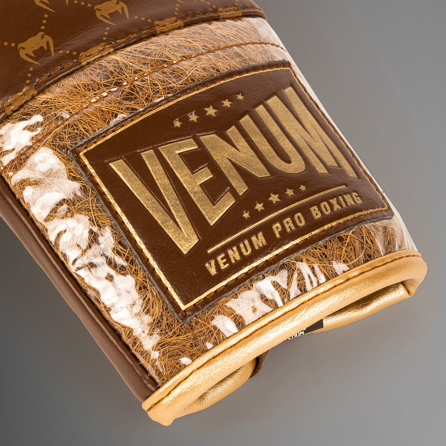 Боксерские перчатки Venum Coco Monogram Pro - коричневый гризли