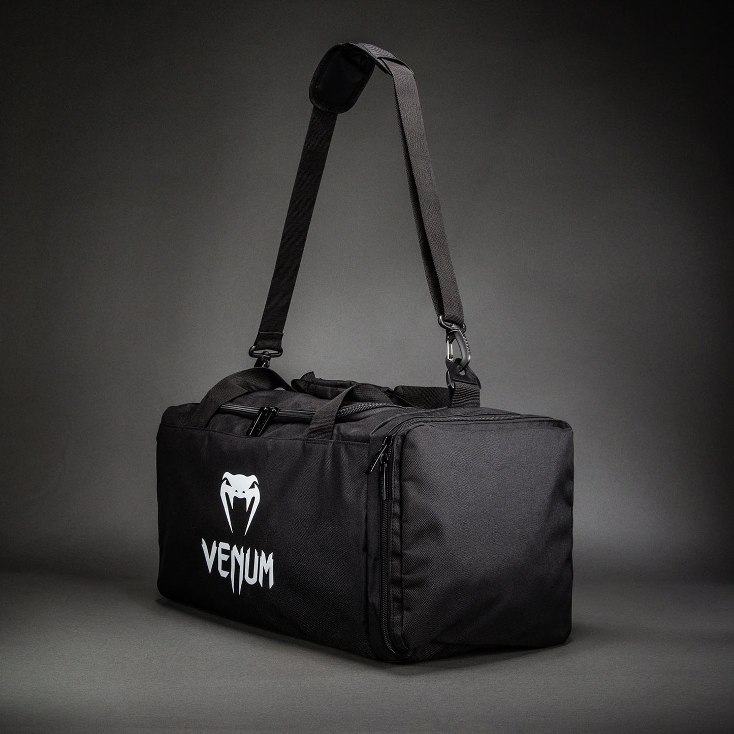 Спортивная сумка Venum Essential (26 л) — черная