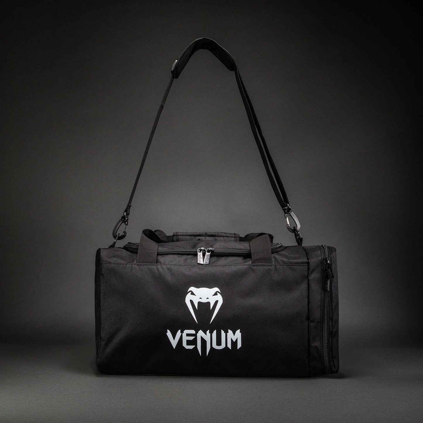 Спортивная сумка Venum Essential (26 л) — черная