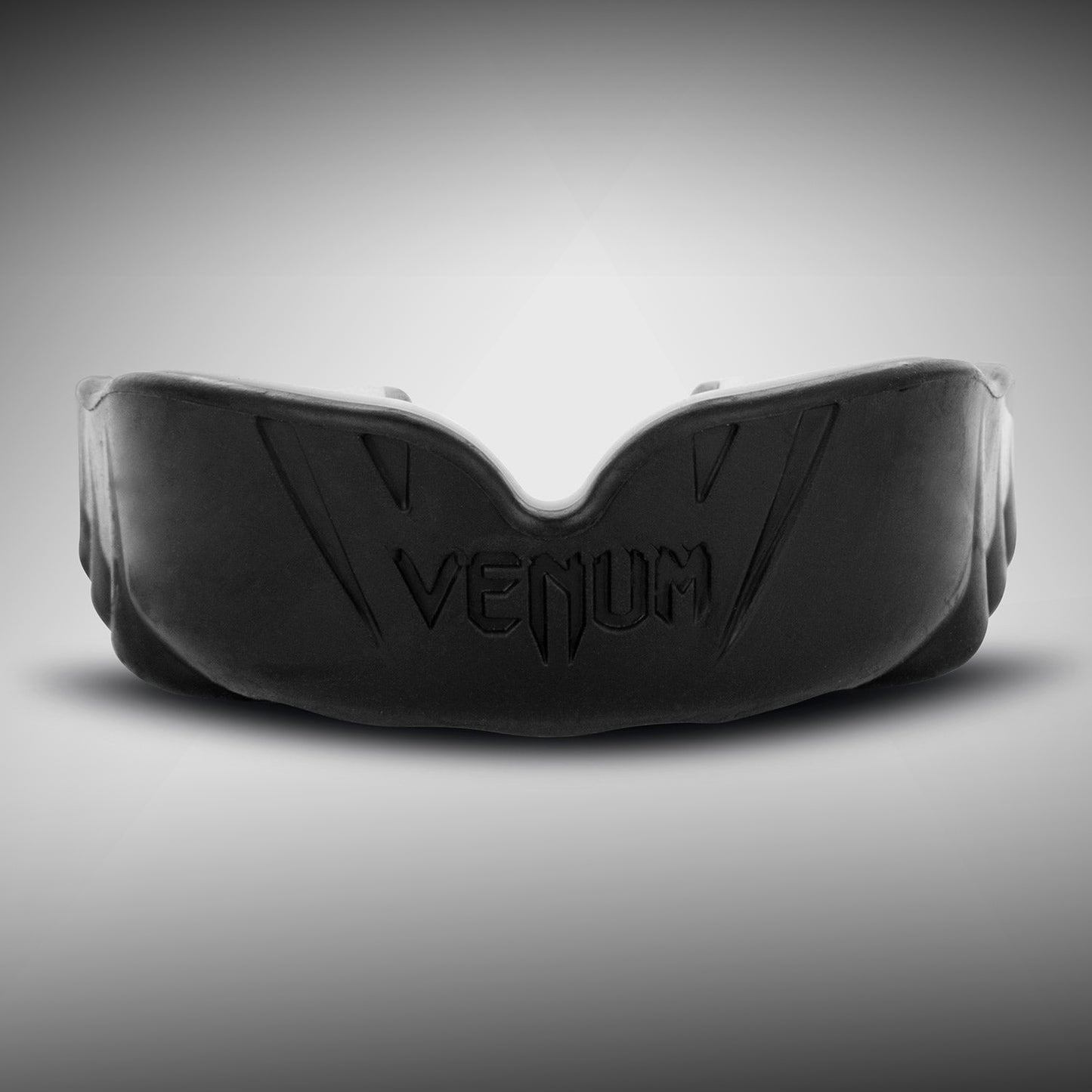 Капа боксерская Venum Challenger – черная/белая
