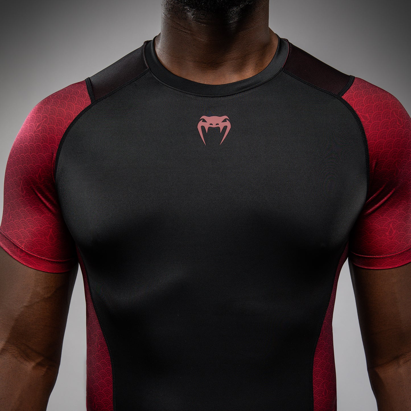 Venum x Assassin’s Creed Shadows Мужская футболка с коротким рукавом Rashguard - Бордовый/Чёрный