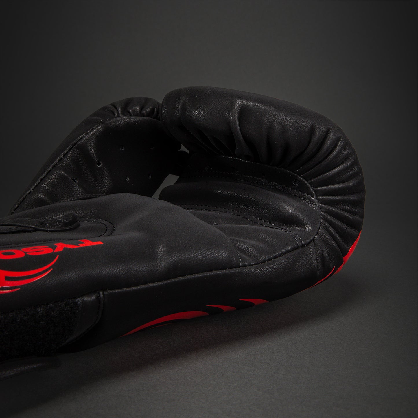 Боксерские перчатки Venum Mike Tyson Replica – Чёрный/Красный