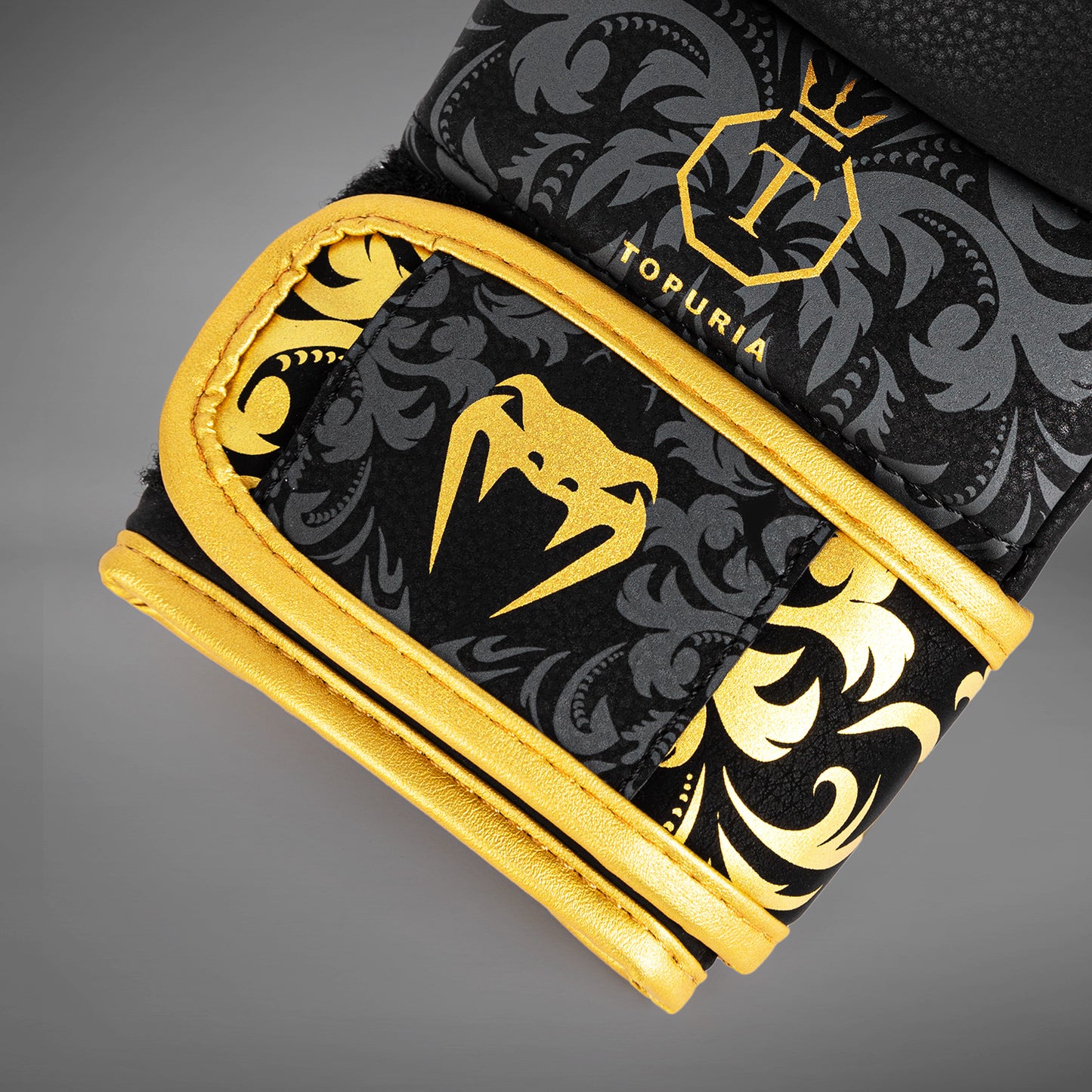 Venum x Topuria Unmatched Edition Перчатки для спарринга MMA - Черный/Золотой
