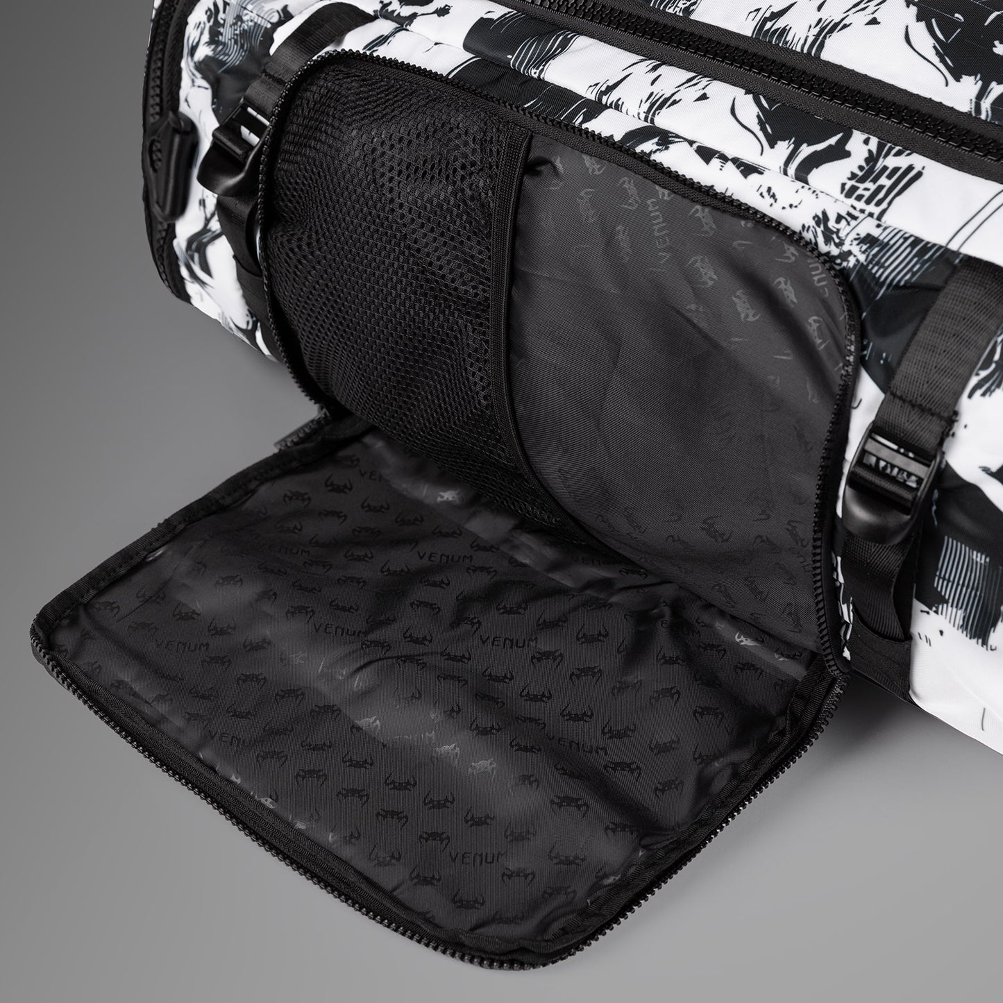 Спортивная сумка UFC Zenith by Venum Authentic Fight Week — белая
