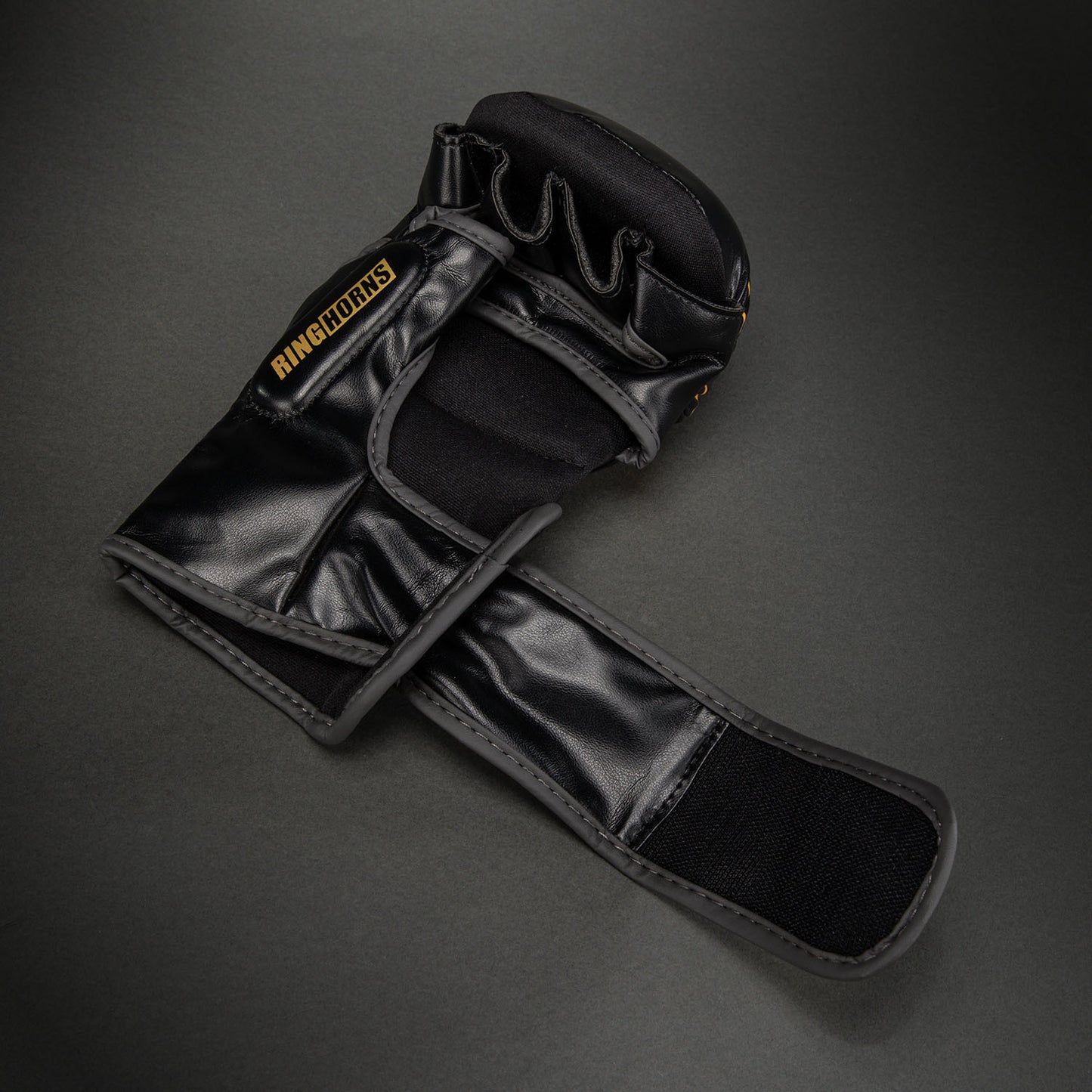 Перчатки для спарринга MMA Ringhorns Charger by Venum – Чёрный/Золотой