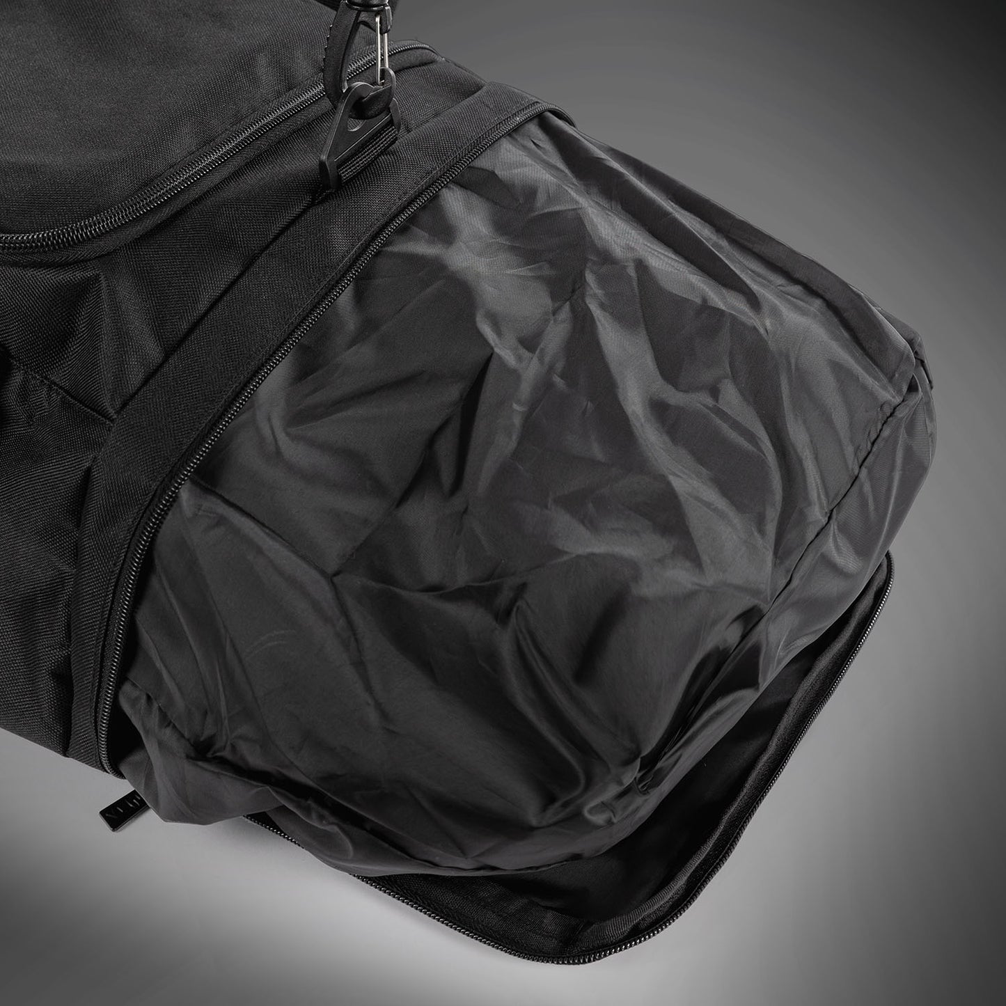 Спортивная сумка Venum Essential (61 л) – Чёрный