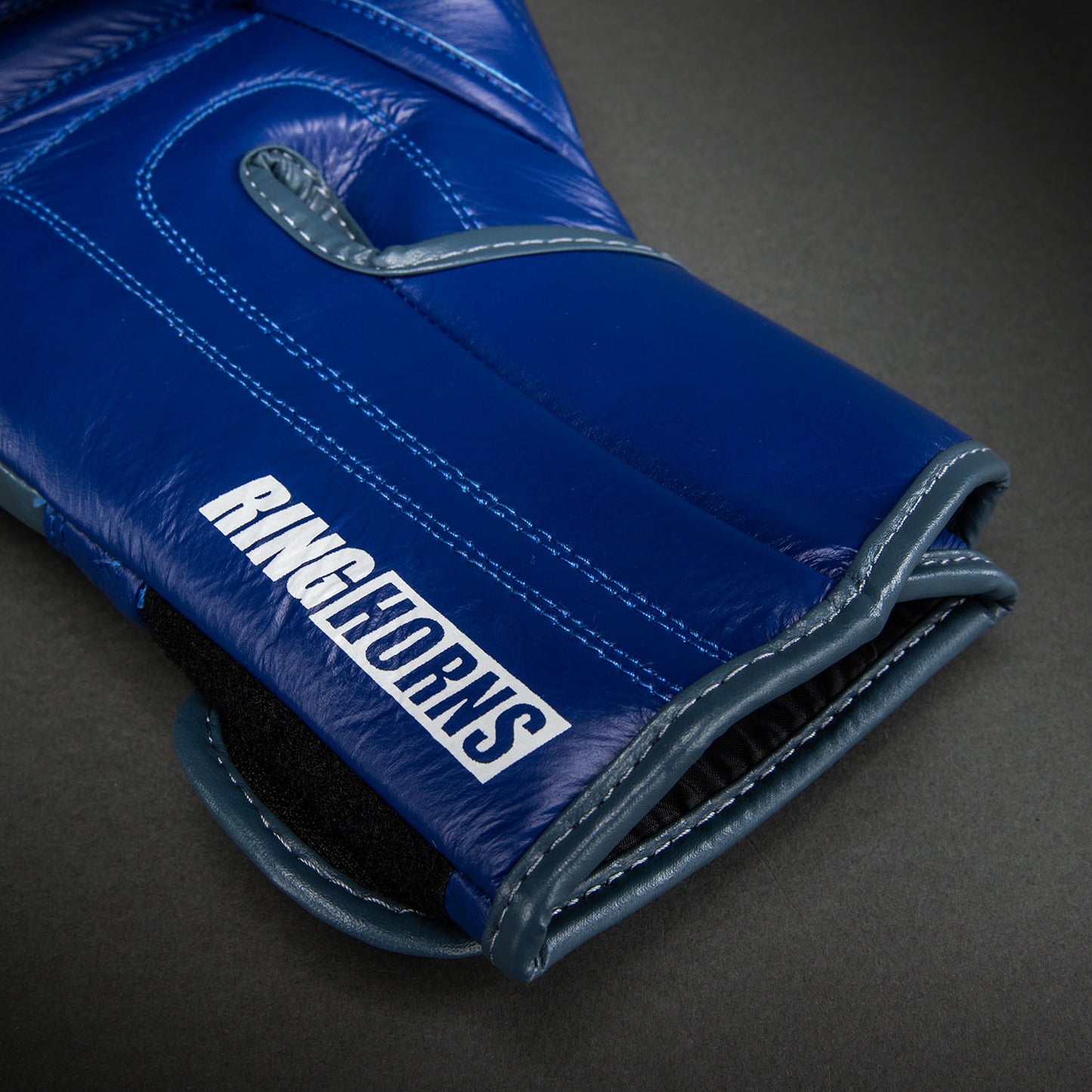 Боксерские перчатки Ringhorns Charger by Venum – Тёмно-синий/Красный