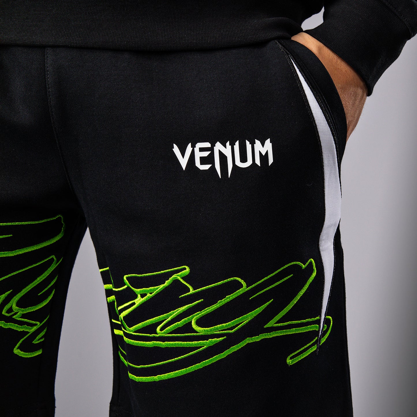 Мужские хлопковые шорты Venum x Bud Racing - черный/белый/зеленый лайм