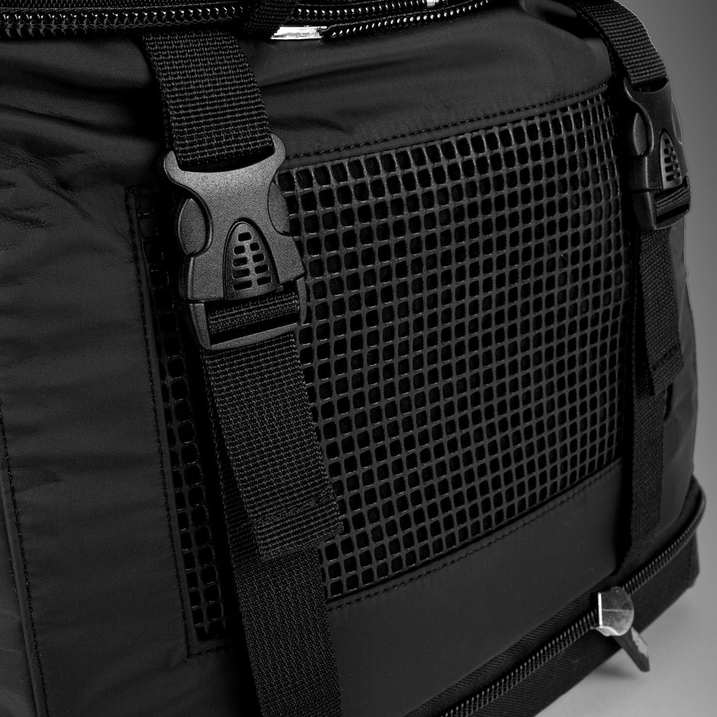 Рюкзак Venum Challenger Xtrem Evo (50-63 л) – Чёрный/Белый