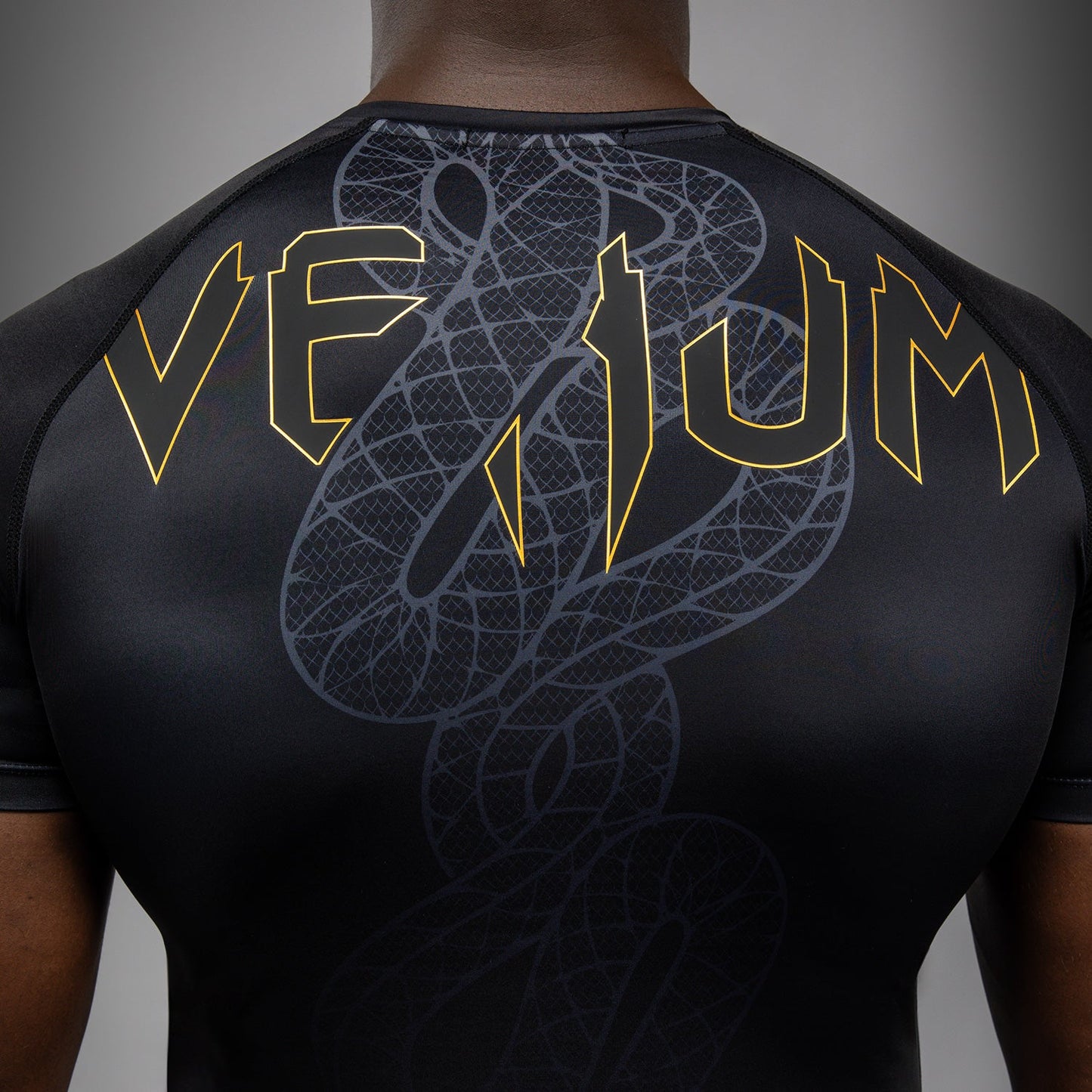 Рашгард с коротким рукавом Venum Serpenti – Чёрный/Серебристый/Золотой