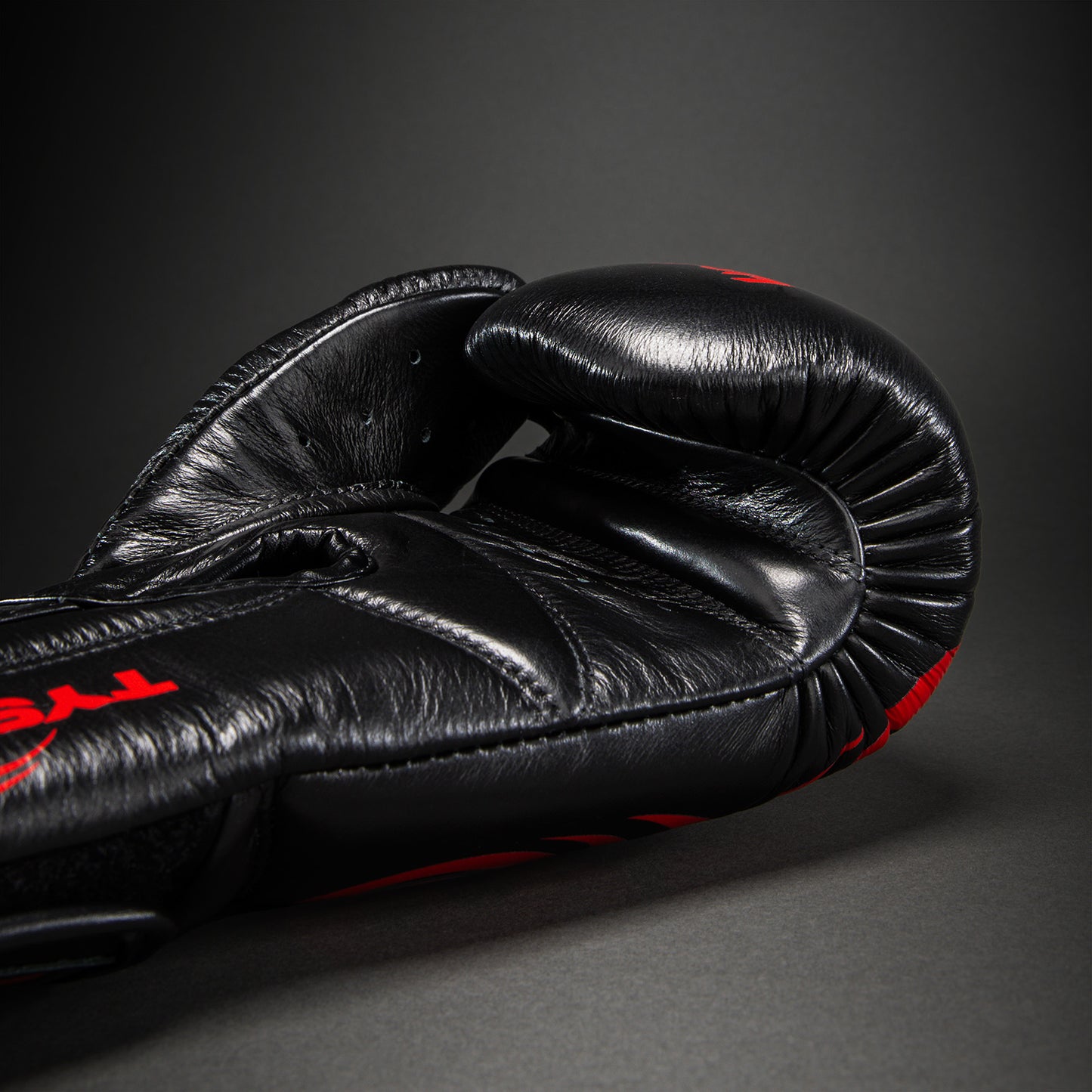 Боксерские перчатки Venum Giant 2.0 Mike Tyson Pro – Чёрный/Красный