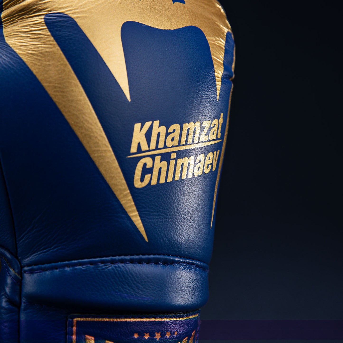 Боксерские перчатки Venum Giant 2.0 Khamzat Chimaev Pro — сине-золотые