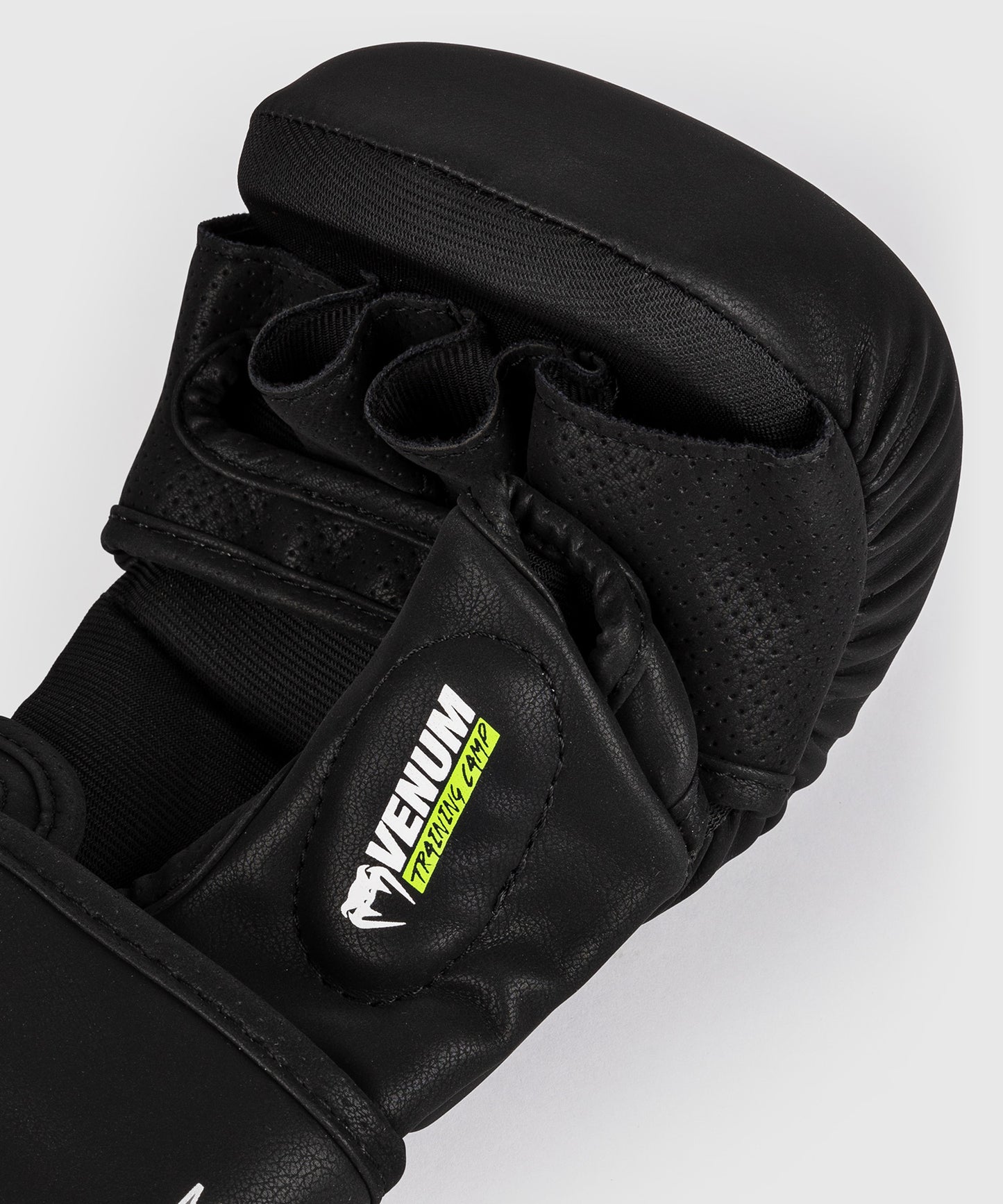 Venum Training Camp 4.0 Перчатки для спарринга MMA - черный/неоновый зеленый