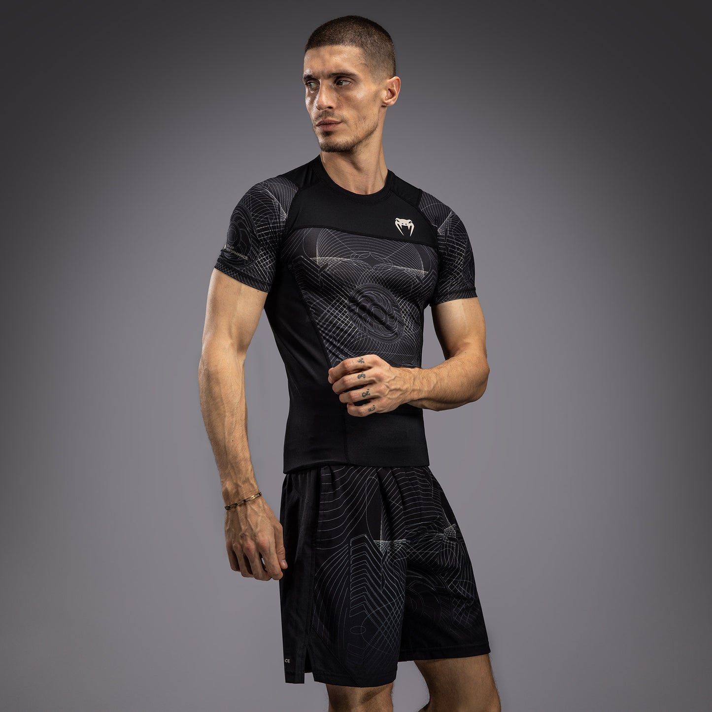 Короткий рукав Rashguard для мужчин Venum G-Fit Air - Глубокий черный / Песок пустыни