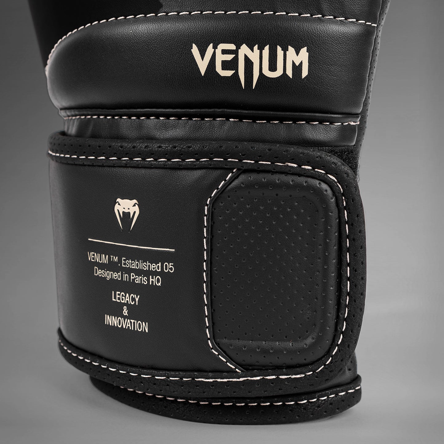 Боксерские перчатки Venum Impact Evo - черный