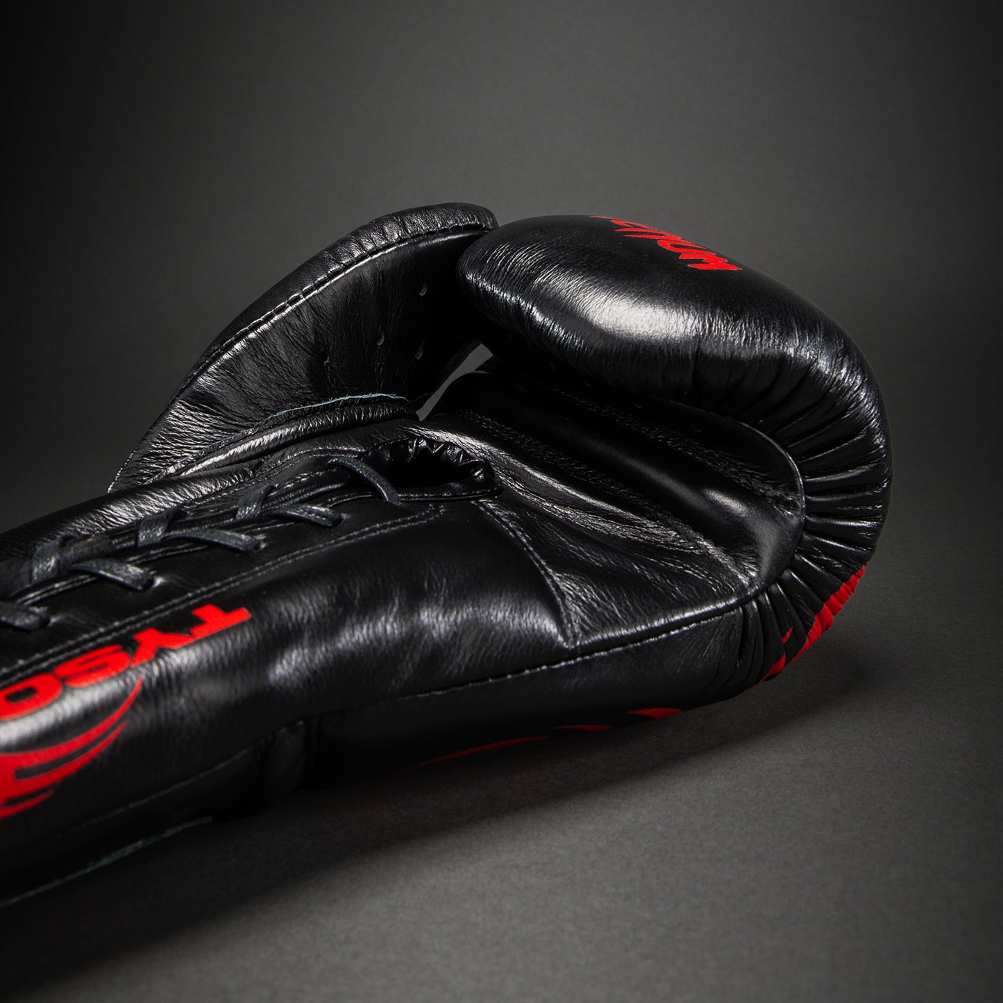 Боксерские перчатки Venum Giant 2.0 Mike Tyson Pro с шнуровкой – Чёрный/Красный