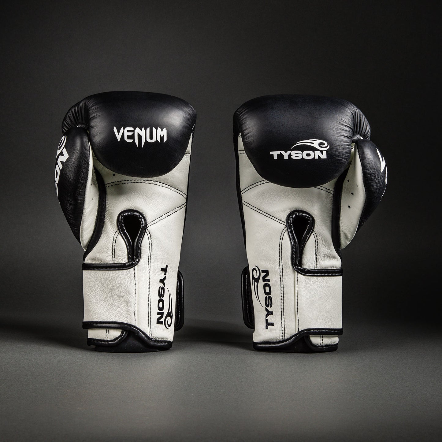 Боксерские перчатки Venum Giant 2.0 Mike Tyson Pro - Глубокий чёрный/Оптический белый