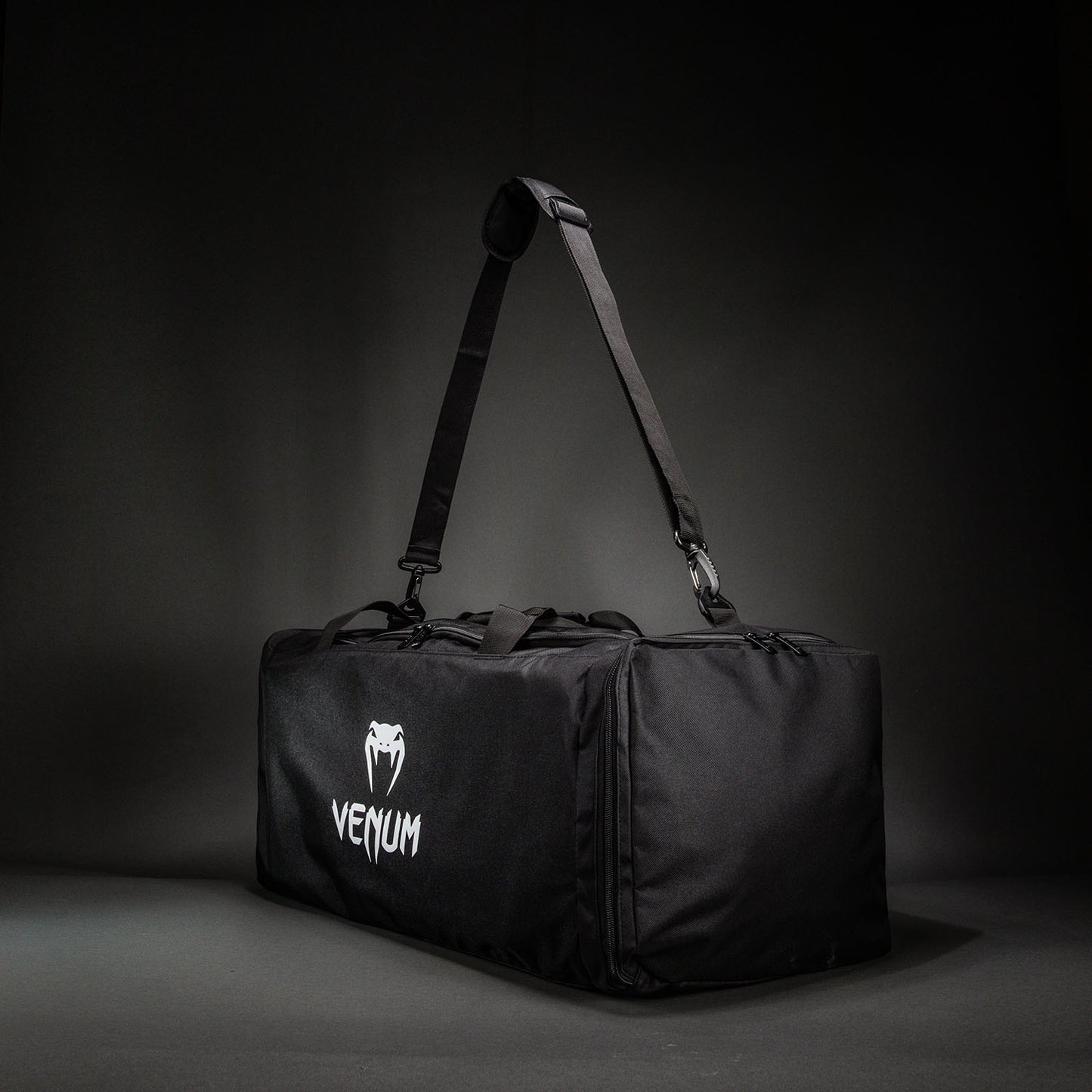 Спортивная сумка Venum Essential (61 л) – Чёрный