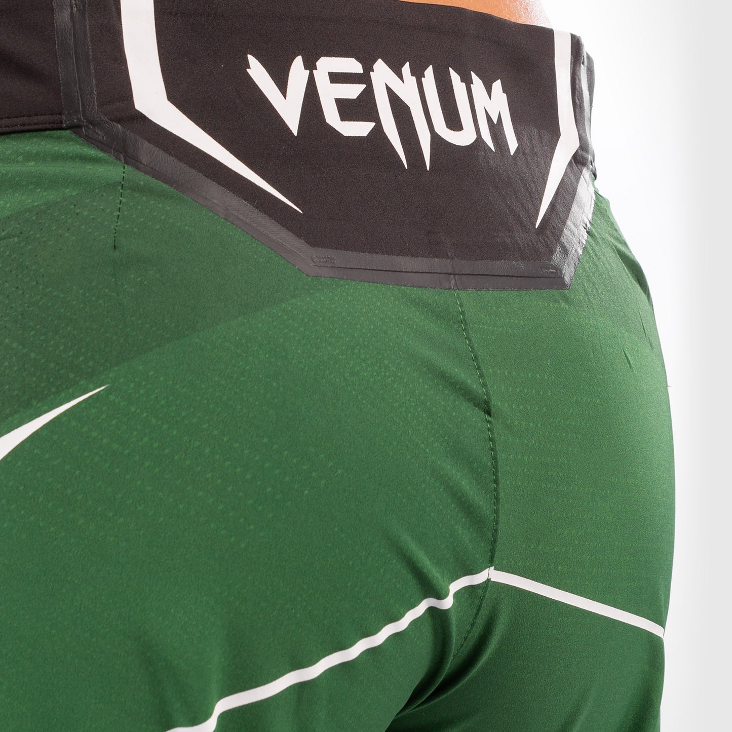 ЖЕНСКИЕ ШОРТЫ UFC VENUM FIGHT NIGHT – УДЛИНЕННЫЙ КРОЙ - Зеленый