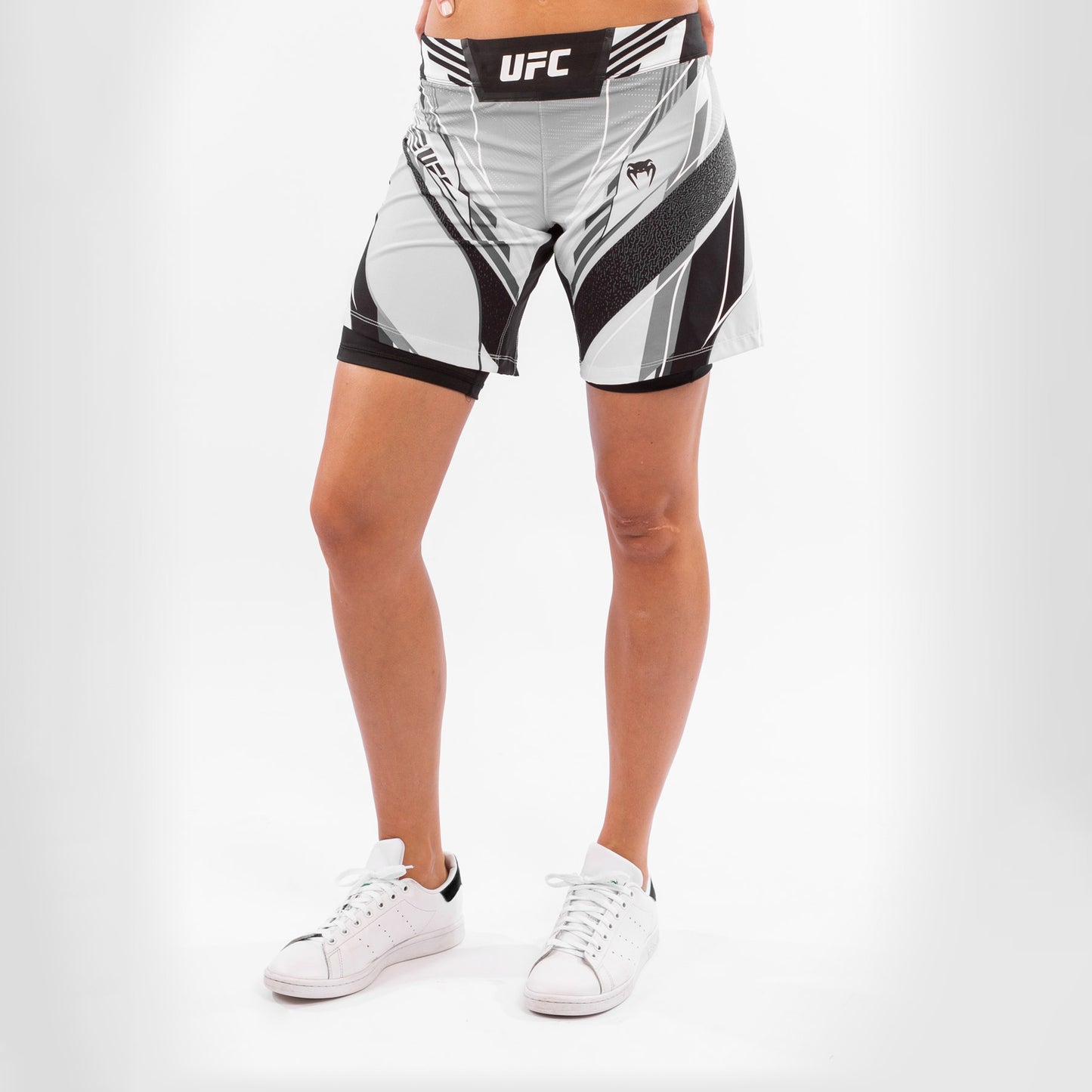 ЖЕНСКИЕ ШОРТЫ UFC VENUM FIGHT NIGHT – УДЛИНЕННЫЙ КРОЙ - Белый
