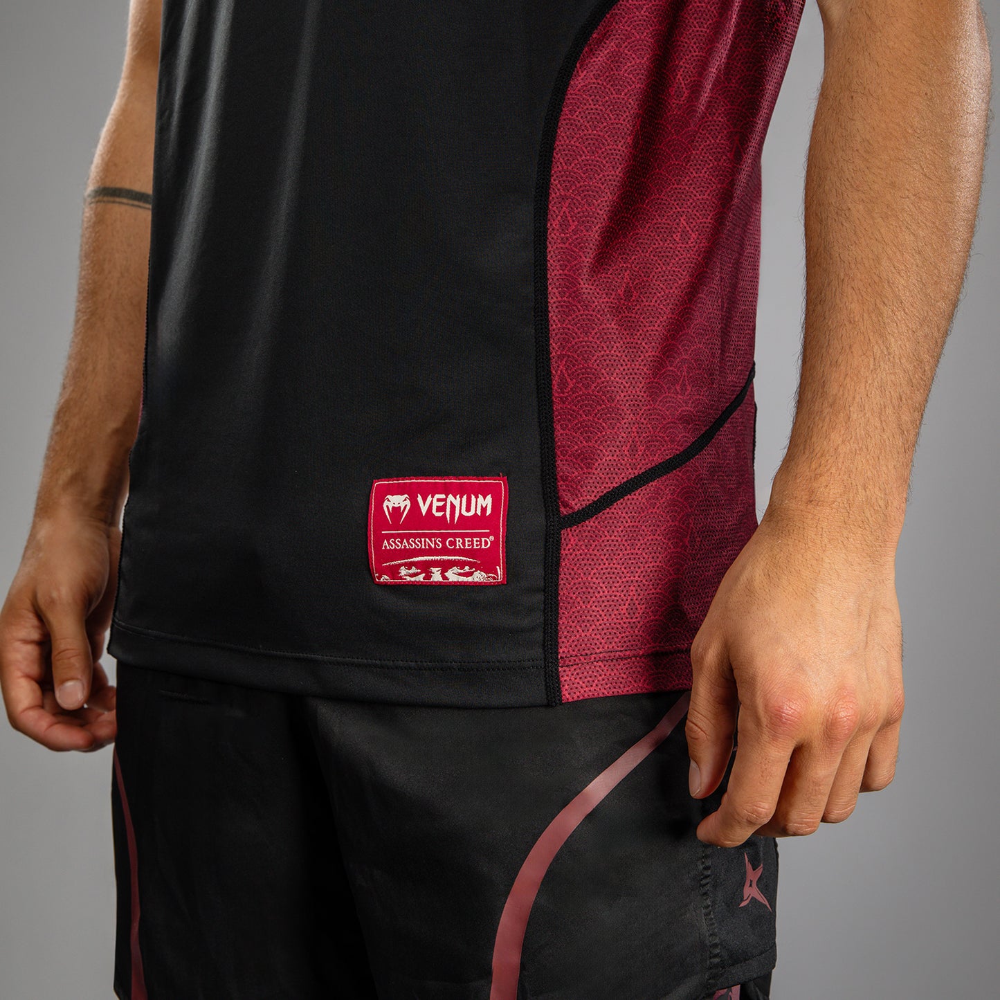 Venum x Assassin’s Creed Shadows Мужская футболка Dry-Tech - Бордовый/Чёрный