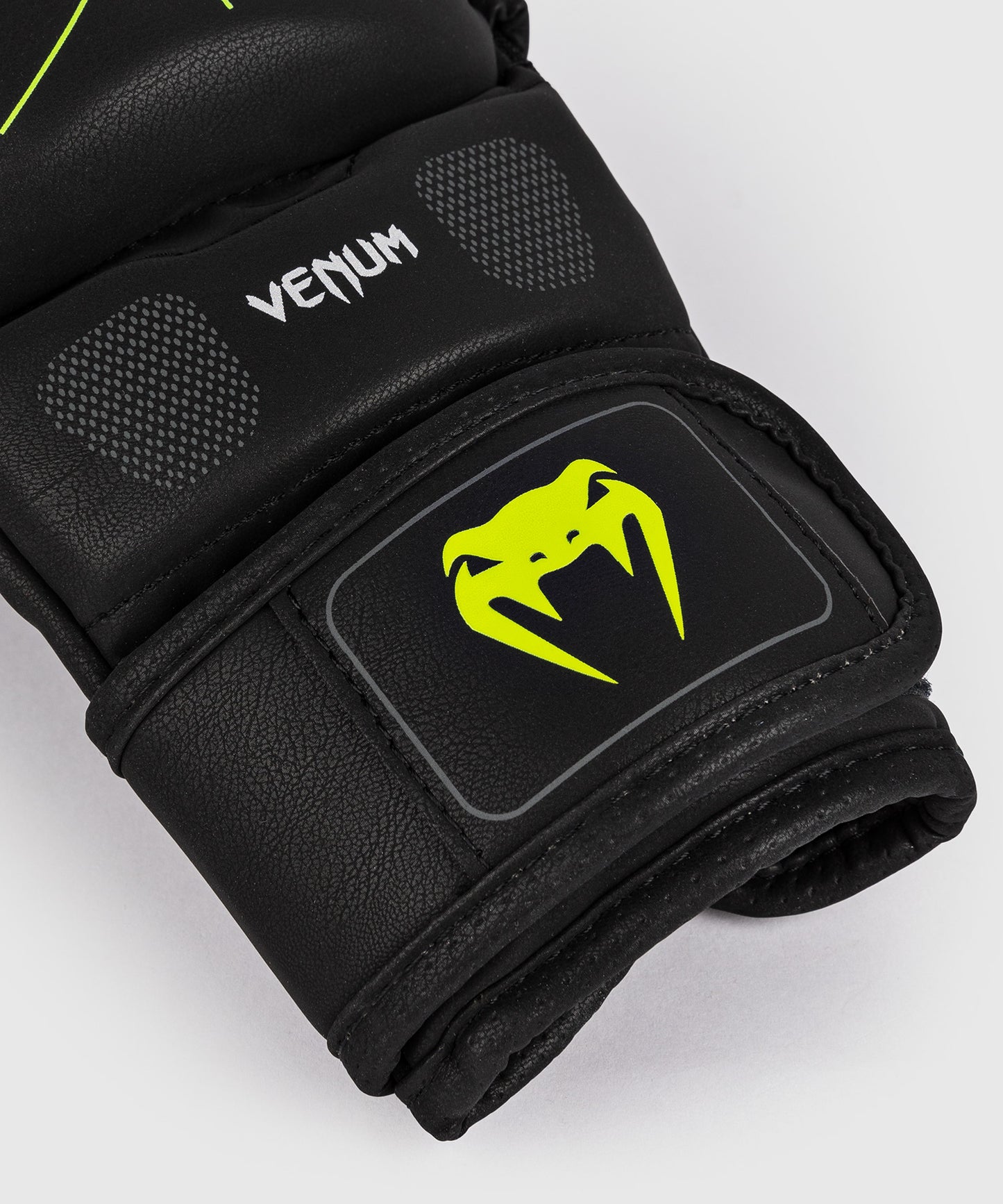 Venum Training Camp 4.0 Перчатки для спарринга MMA - черный/неоновый зеленый